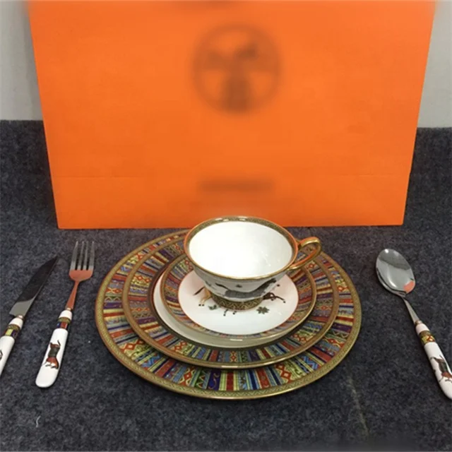 Hot Selling 4pcs Nordic Luxury War Horse Dining Room Sets Porcelain Dishes Plates With Gift Box