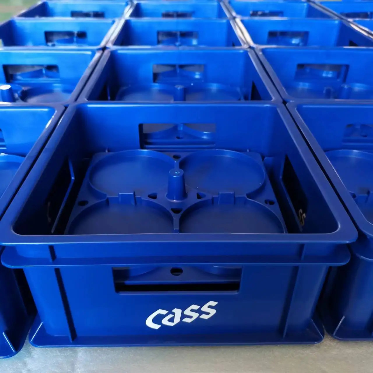 Customized High Quality 4 Bottles Glass Wine Juice Crate Turnover Storage Transport Box Stackable Plastic Beer Crates