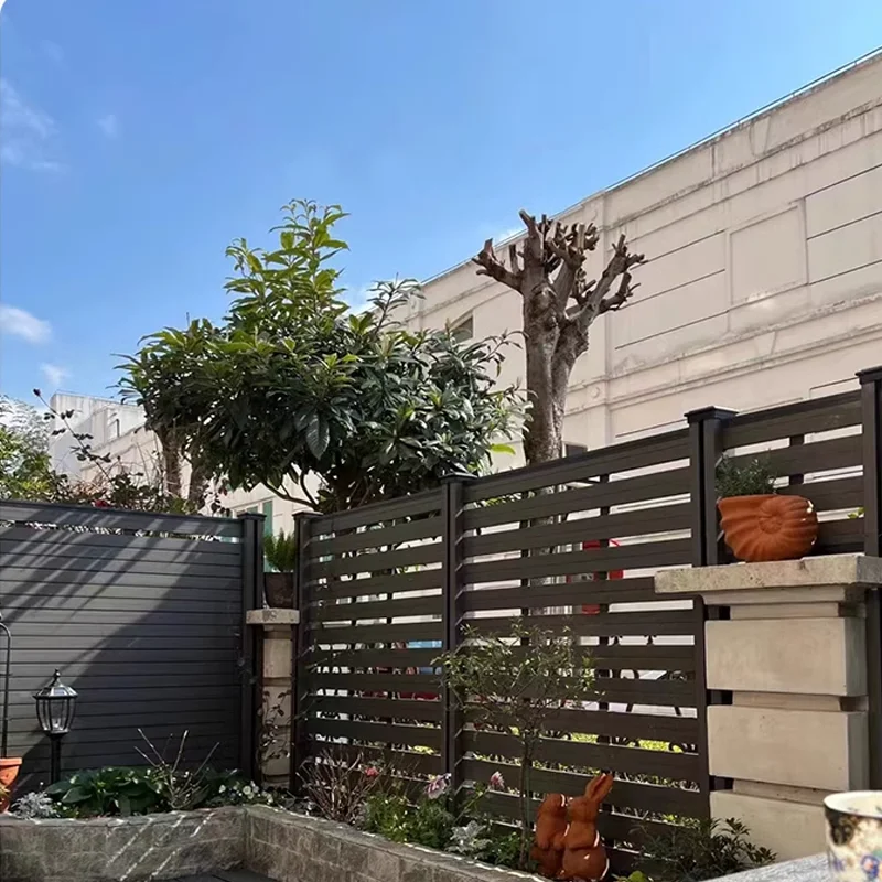 Eco-Friendly Plastic Wood Decorative Safety Fence Powder Coated One-Piece Molding Courtyard Privacy Fence with Nature Wood Type