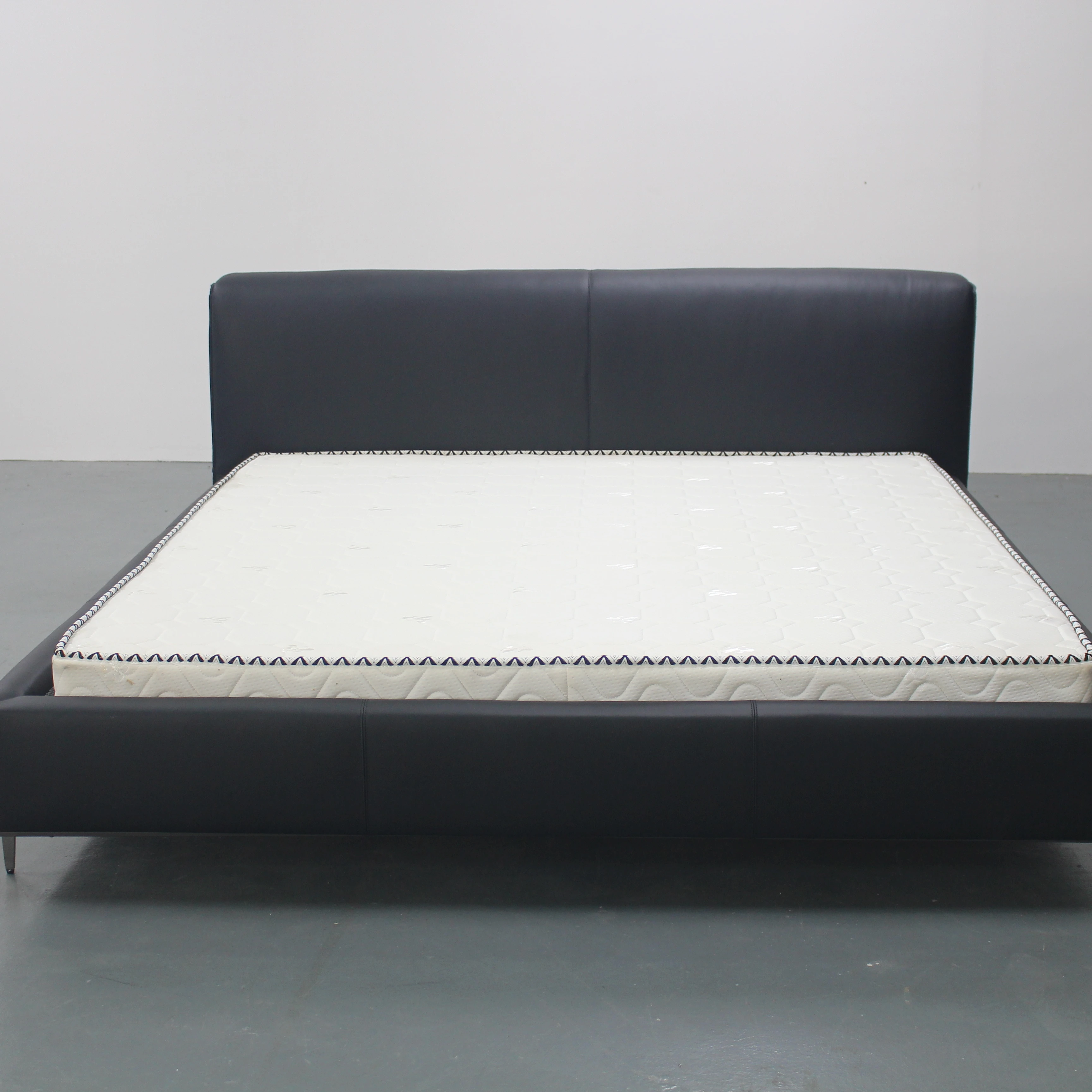 China Factory Italian Style Customized Double Queen King Size Black PU Real Leather Wooden Bed