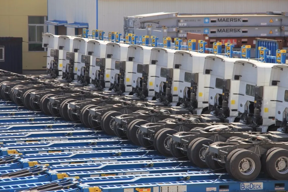 Sinotruk Howo 6X6 Tractor Trailer Head Truck With 380Hp Tractor Tow Trailer Cargo Camion Tracteur