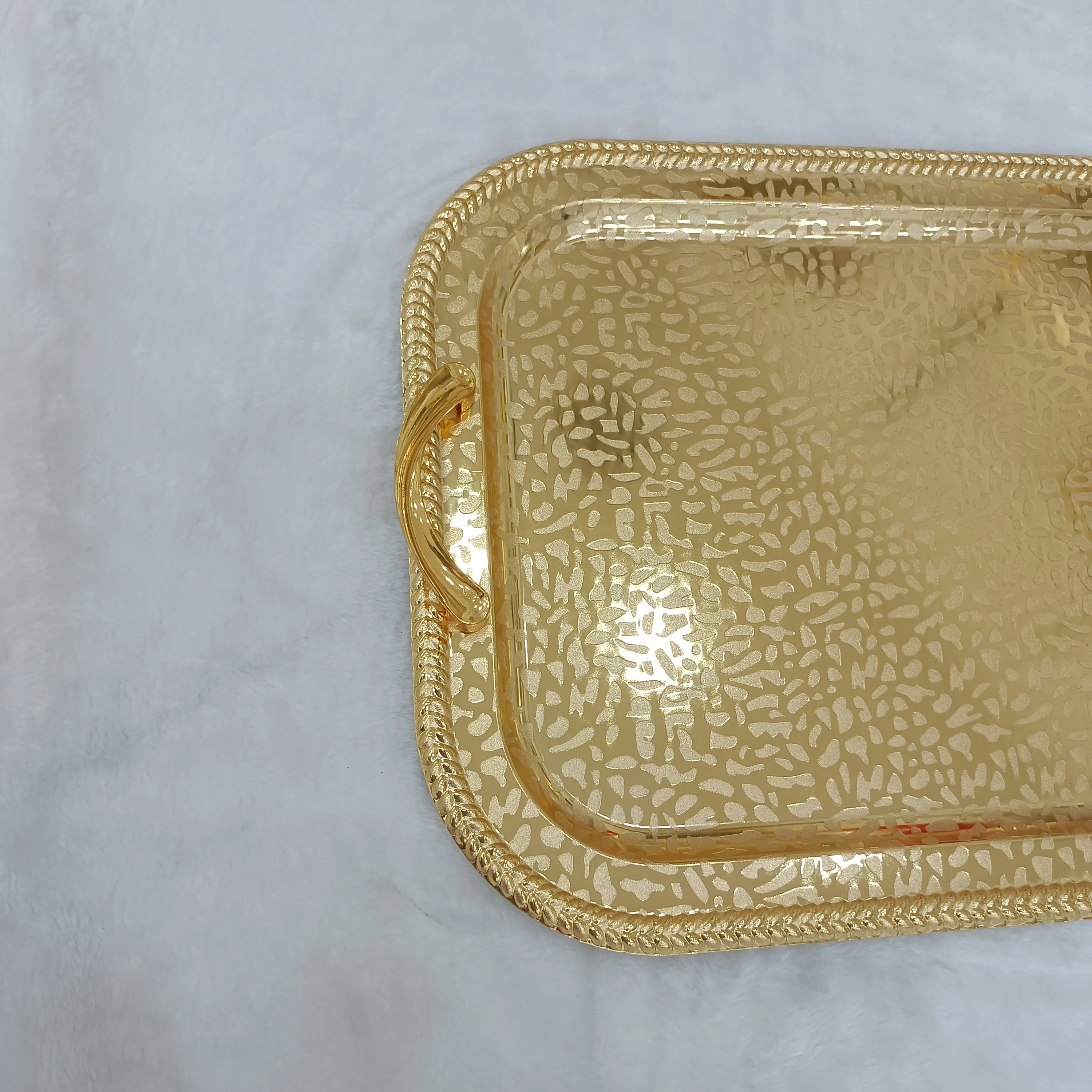 Wholesale Luxury Golden Leaf Shape Metal Table Decor Dry Fruit Plate Nuts Serving Dish Food Display Tray
