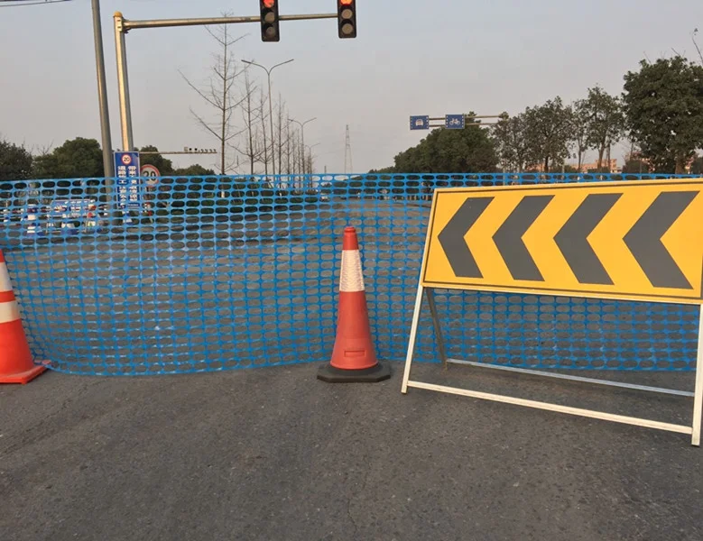 Highly visible hdpe portable retractable plastic roadside guardrail