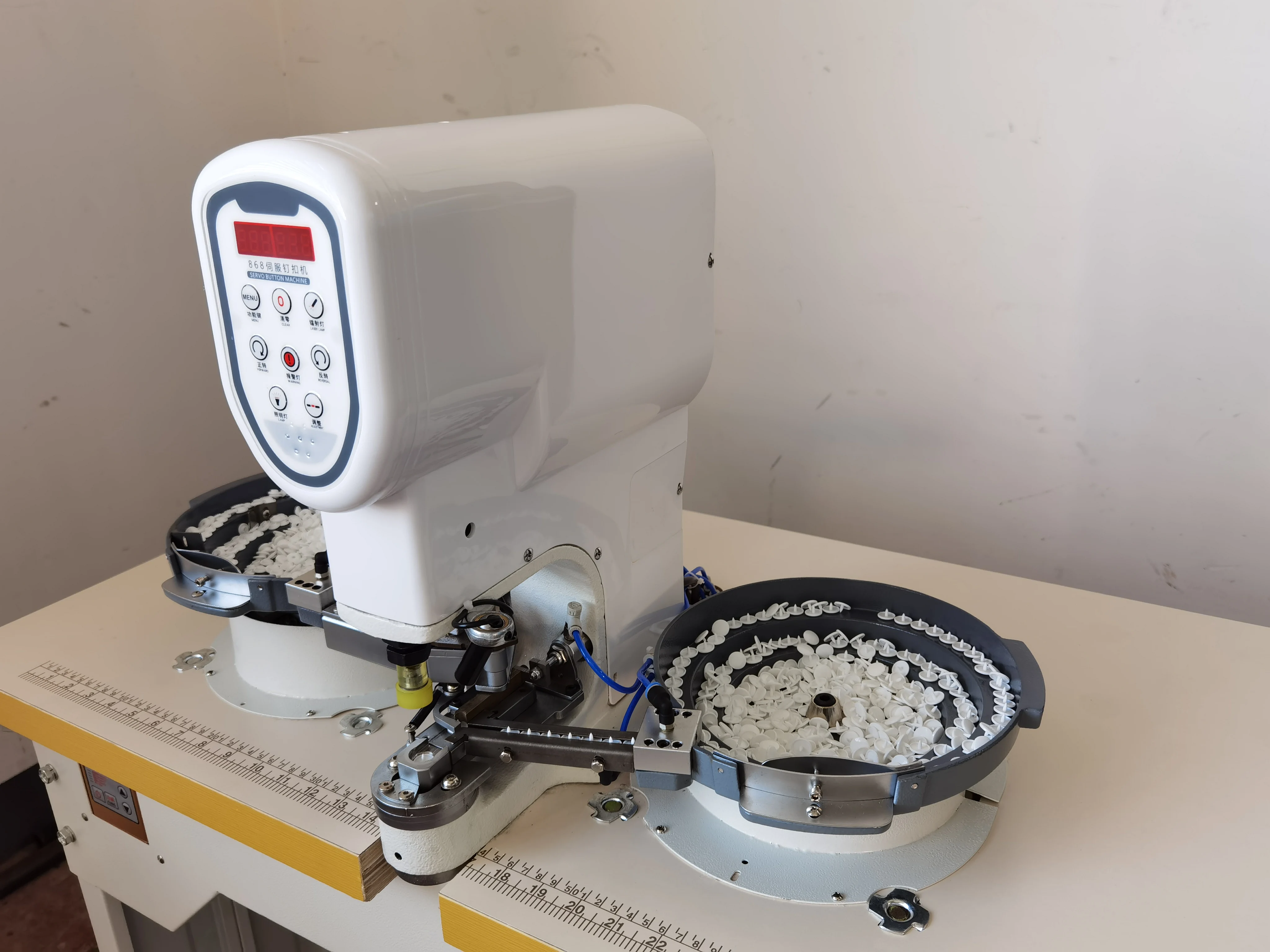 DS-868  Servo Snap Button attaching Machine New Type