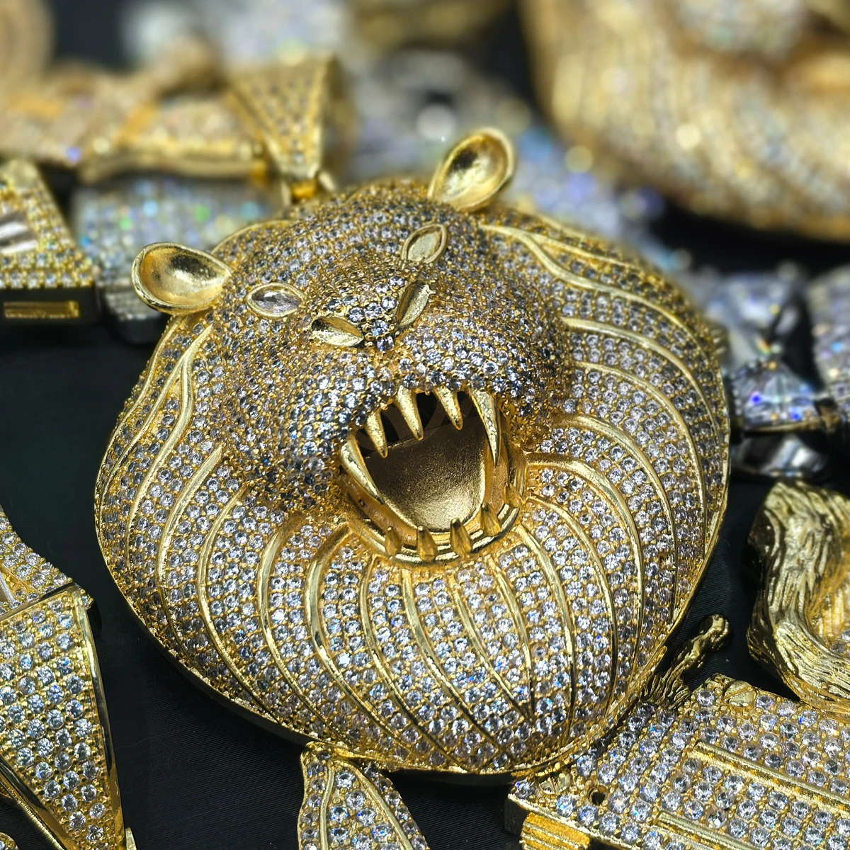 Large Lion Head Pendant Iced Out Bling Chunky Pendant Cubic Zirconia Animal Charm Sparkly Luxury Hip Pop for Men Jewelry