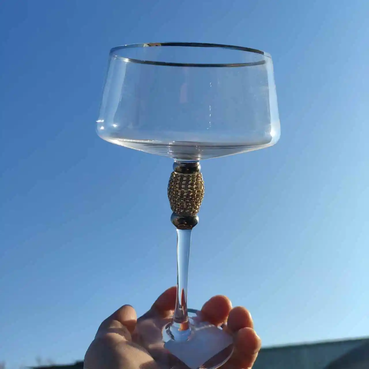 Glamorous EuropeanStyle Artificial winding DiamondStudded Glassware for HighEnd Wine Champagne and Cocktail