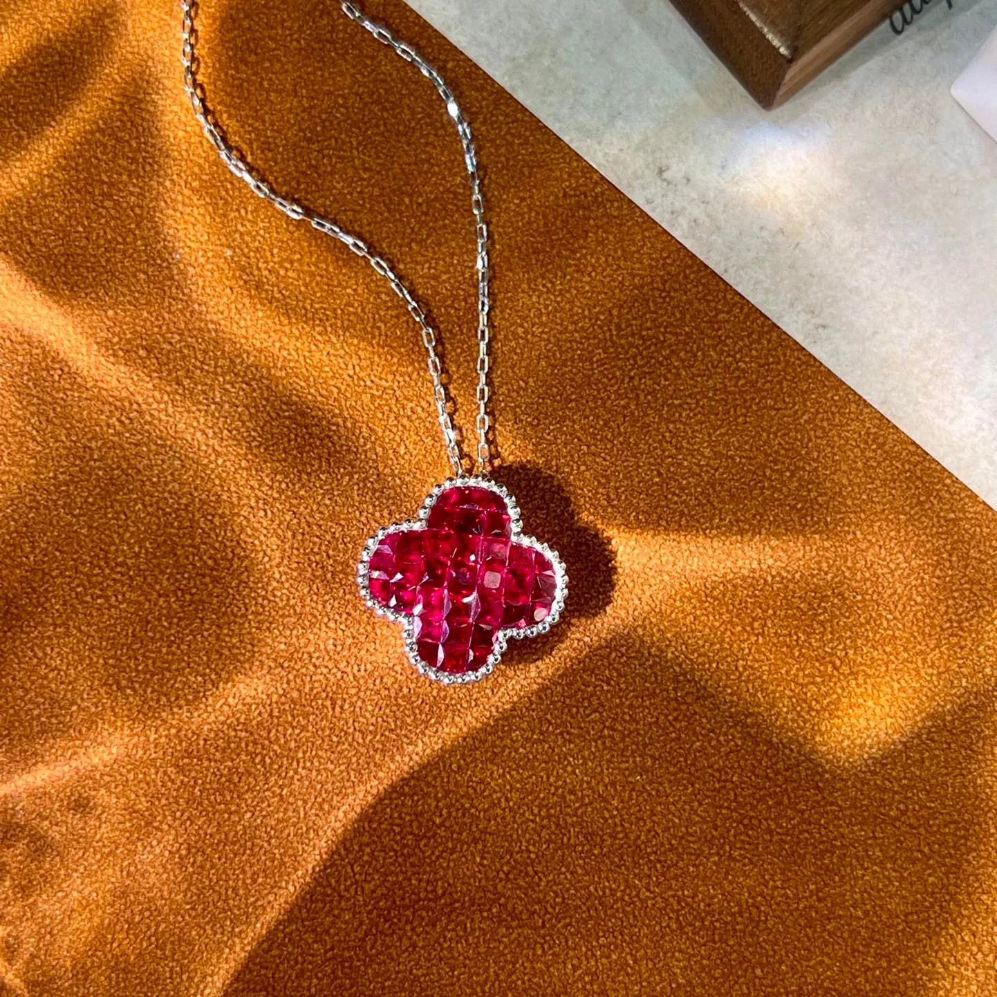 Xinfly non tarnish waterproof high quality custom 2.6ct Ruby 18k White Gold 15.55mm 4 Clover Leaf Flower pendant Necklace