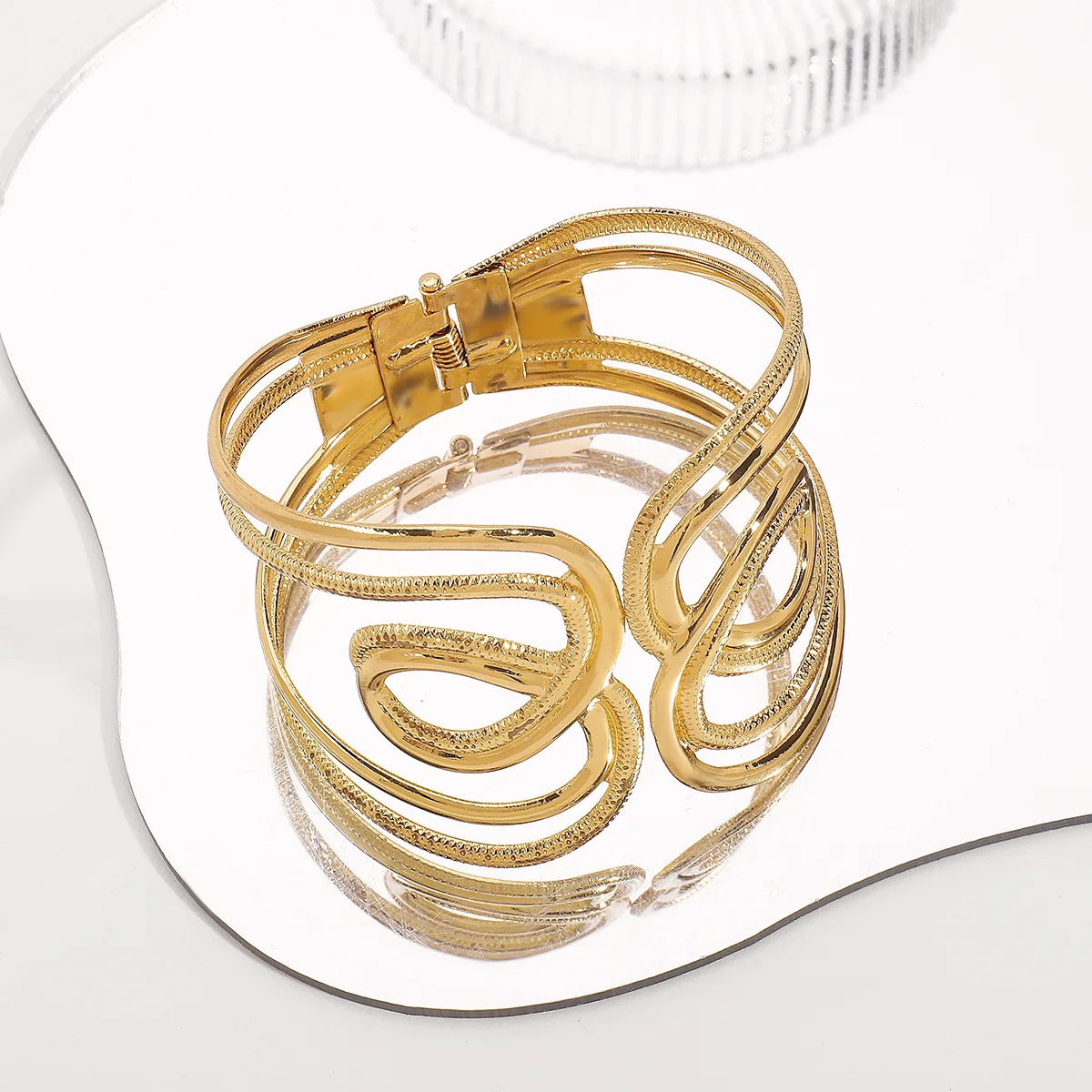 2024 New Arrival Fashion Cheap Wholesale Geometric Hammer Open Line Art Wide Chain Bracelet Wire Layered Wire Gold Large Bangles