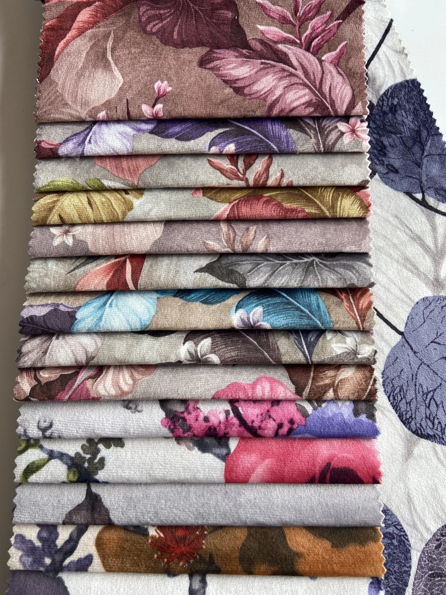 Velvet Upholstery 100% Polyester Fabrics Print Velour Fabric Plain Lightweight Knitted Factory Fabric Cloth Printed Sofa Warp