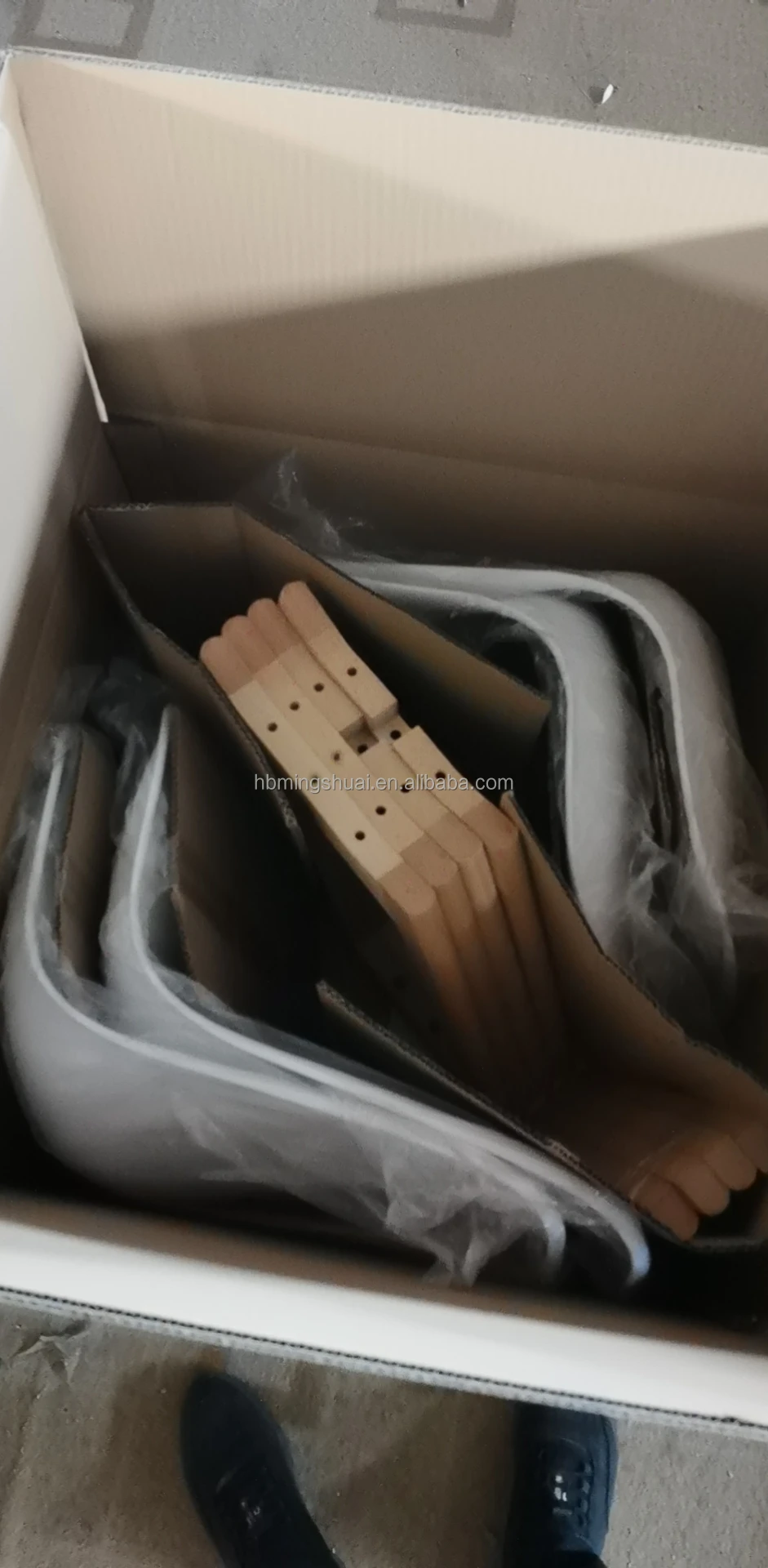 High Quality Plastic Chairs for Dining Room or Restaurant with PU Cushion