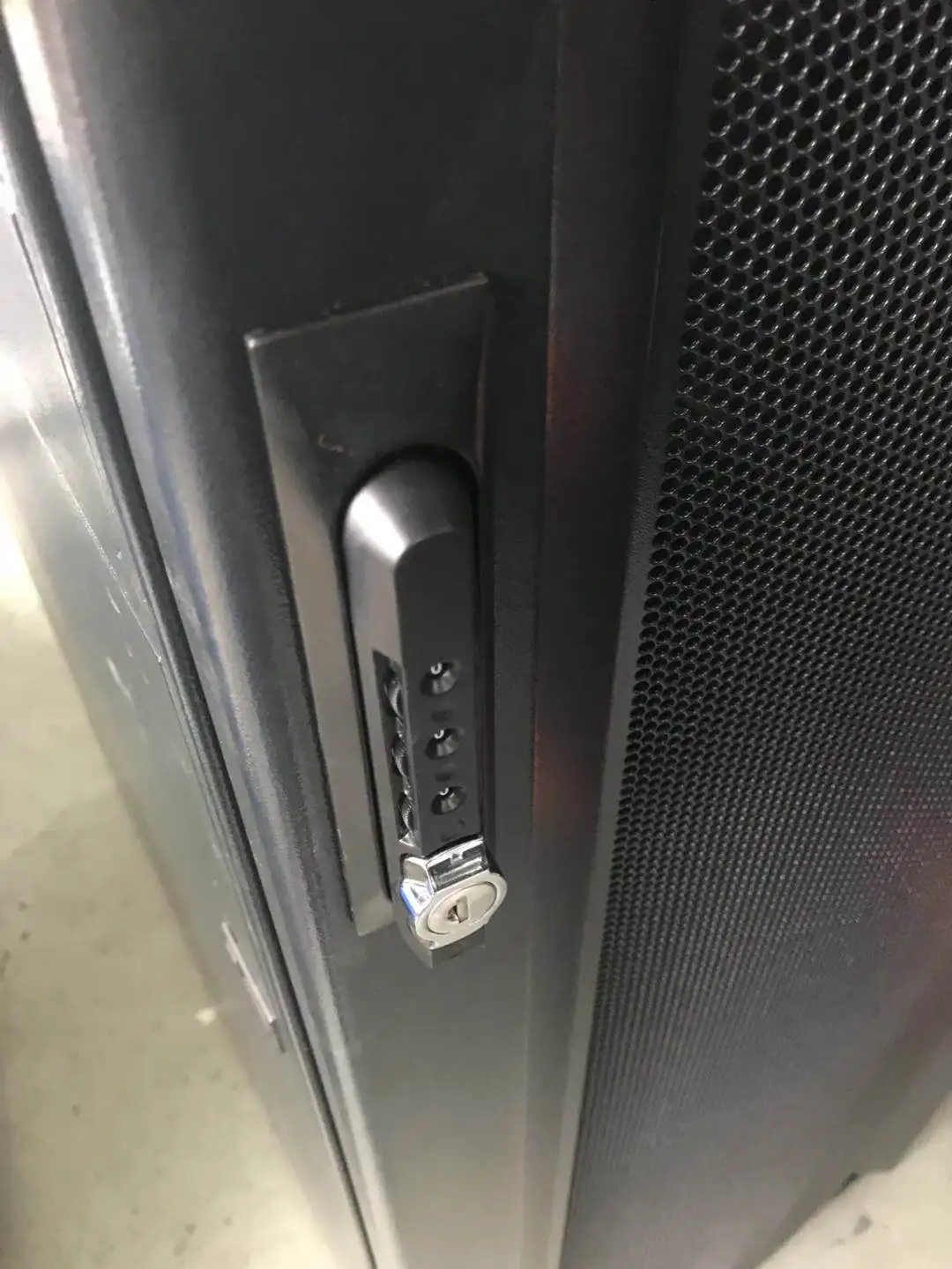 Data center High density 19inch EIA standard 42u 800mmx1070mm server rack cabinet