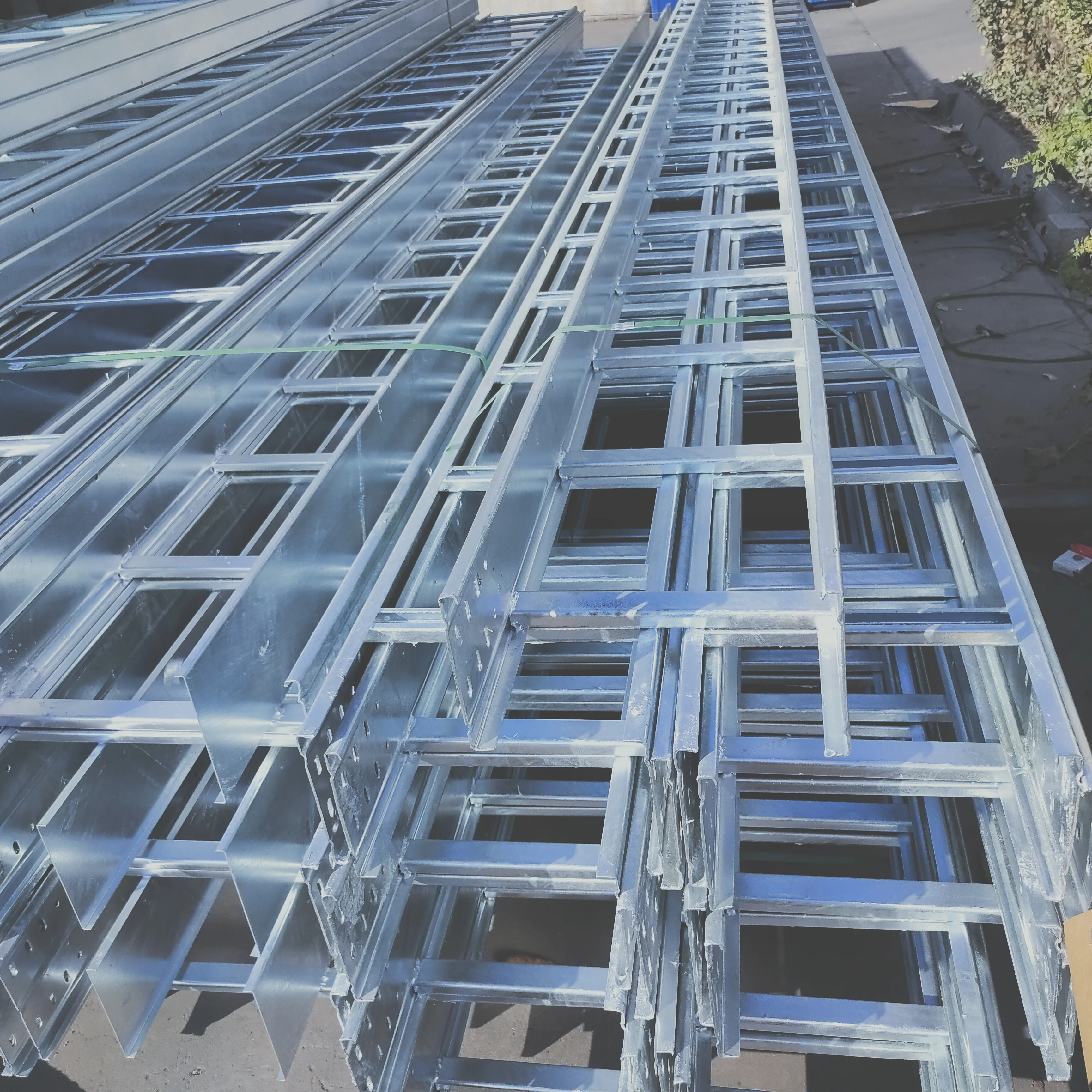 Supplier Customized Cable Tray 300mm 100mm Metal Basket Hot Dip Galvanized Cable Ladder