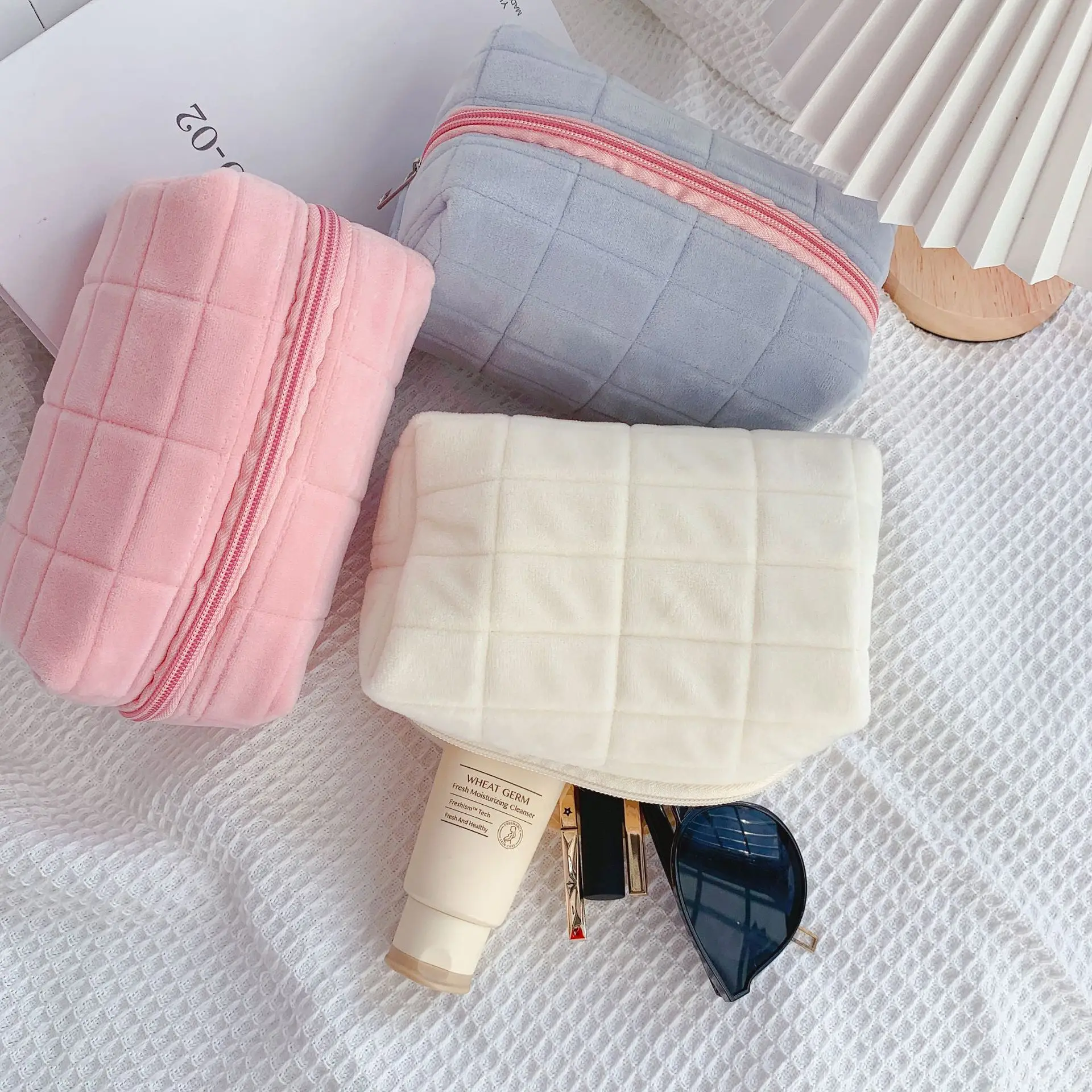 customized logo travel makeup pouch soft velvet cosmetic zipper bag custom luxury bulk quilted velvet cosmetic bag