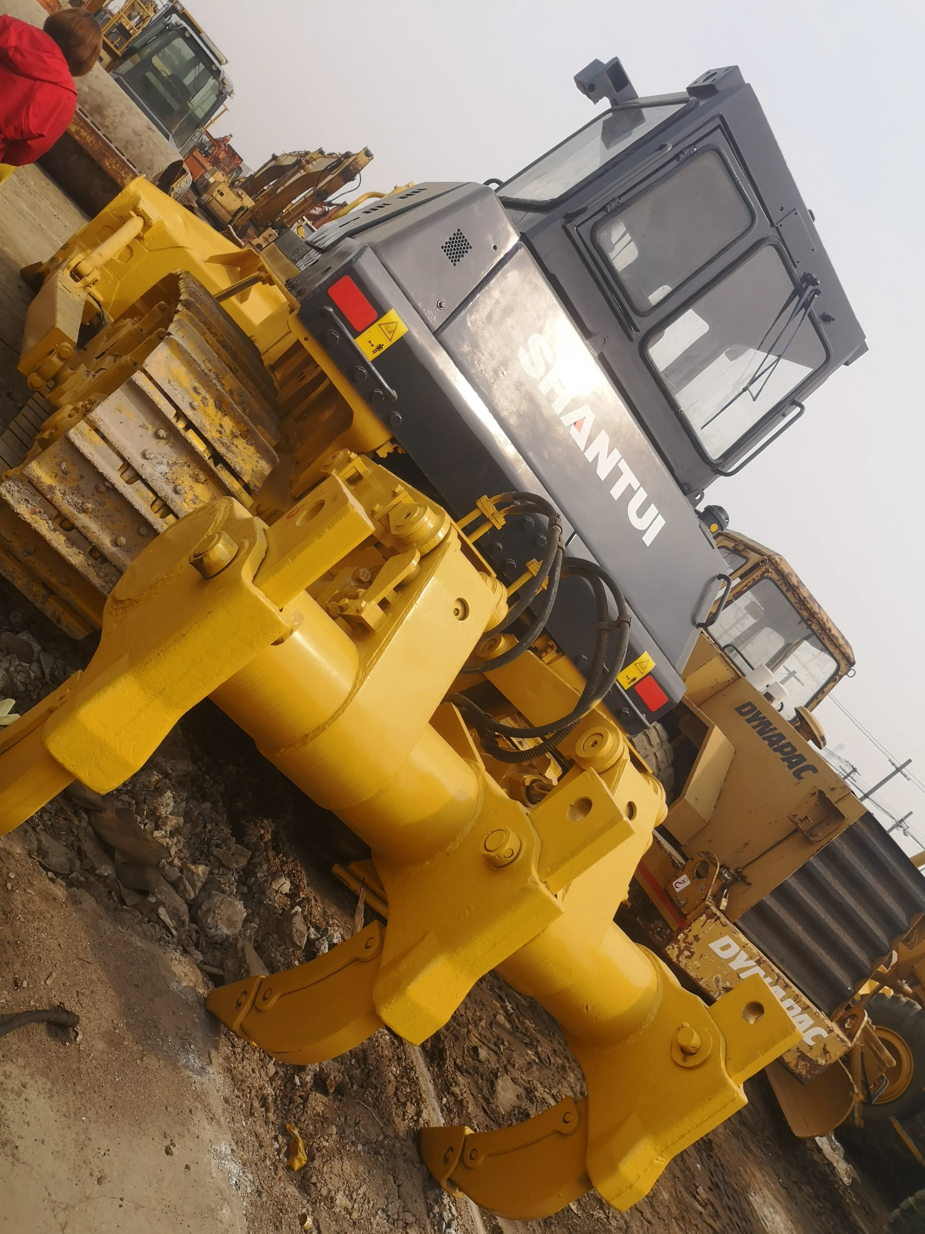 Гусеничный бульдозер SHANTUI SD22/SD26/SD32 23 т/40 т 270 л.с./340 л.с. на продажу