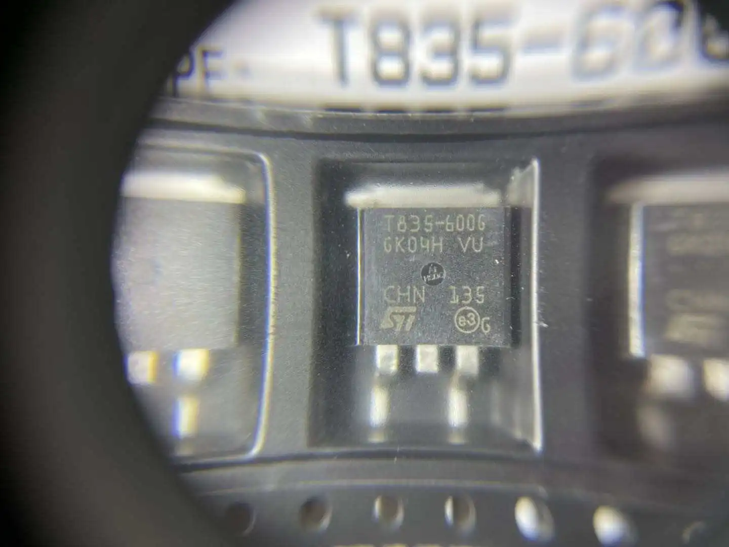 T835-600G 600 Vdrm 8 A Surface Mount Snubberless Triac AC Switch D2PAK T835-600G-TR Transistor