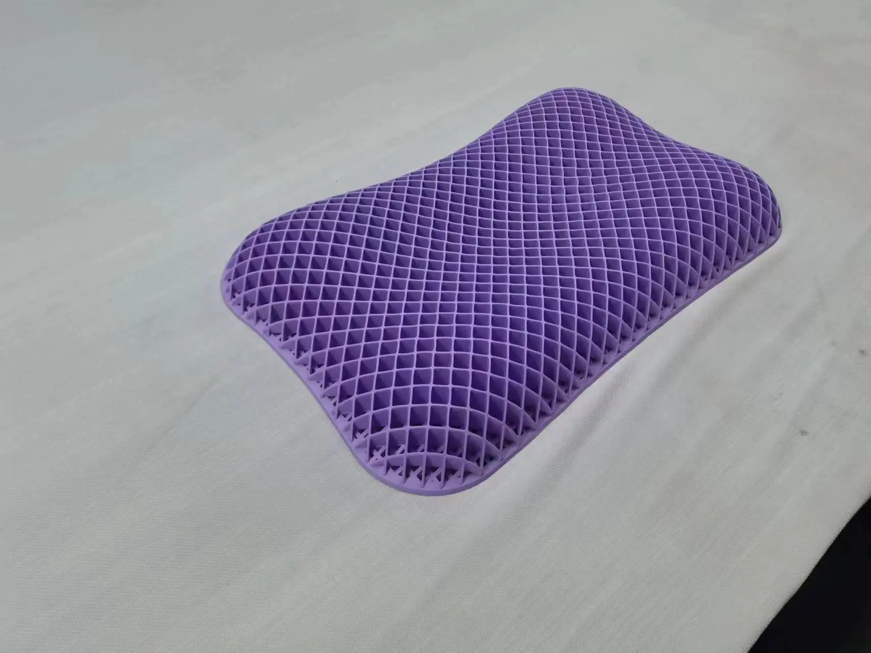 Pressure relief and contour-hugging support silicone silica gel grid pillow