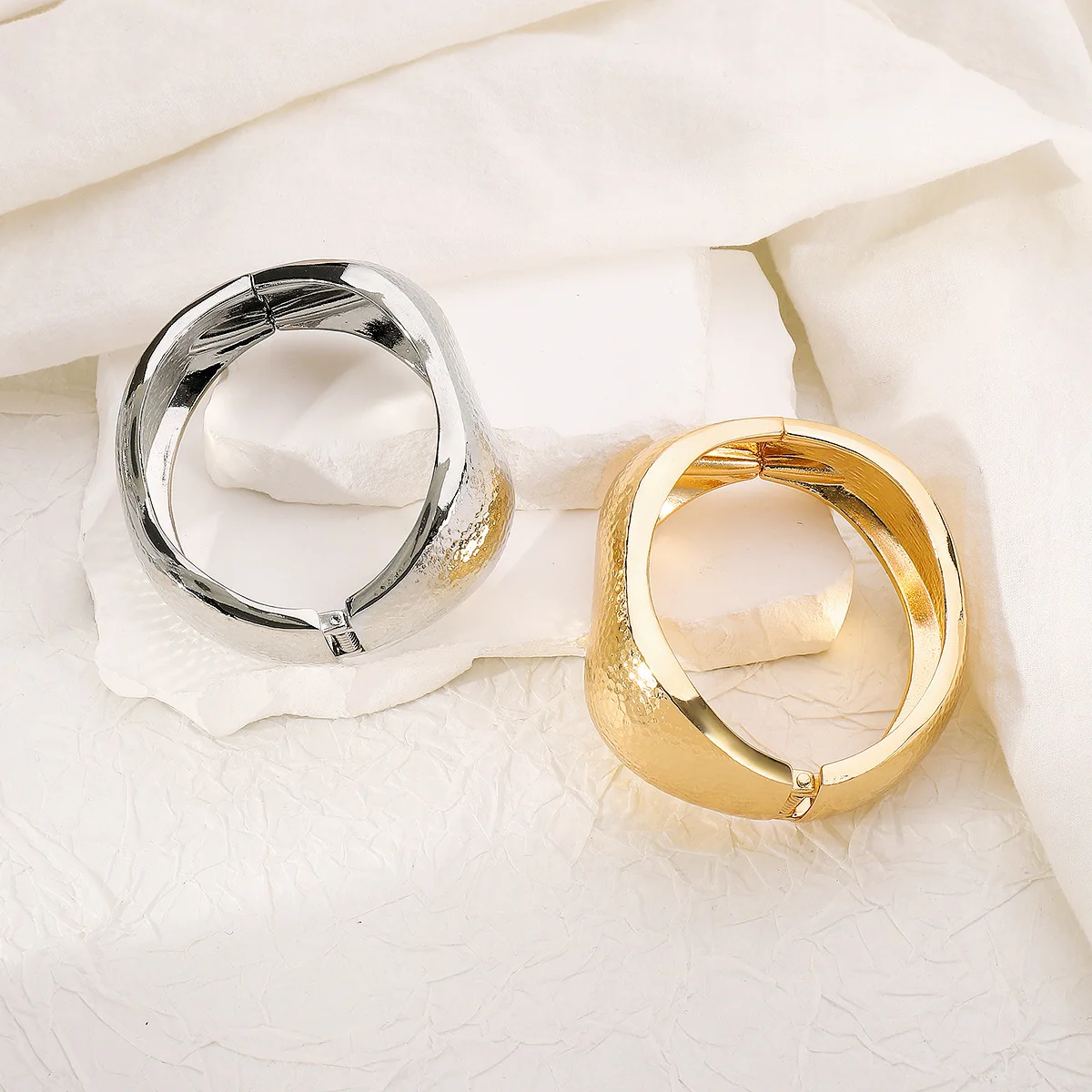 2024 New Arrival Fashion Cheap Wholesale Geometric Hammer Texture Geometric Bracelet Irregular Spring Open Wide Gold Bangle