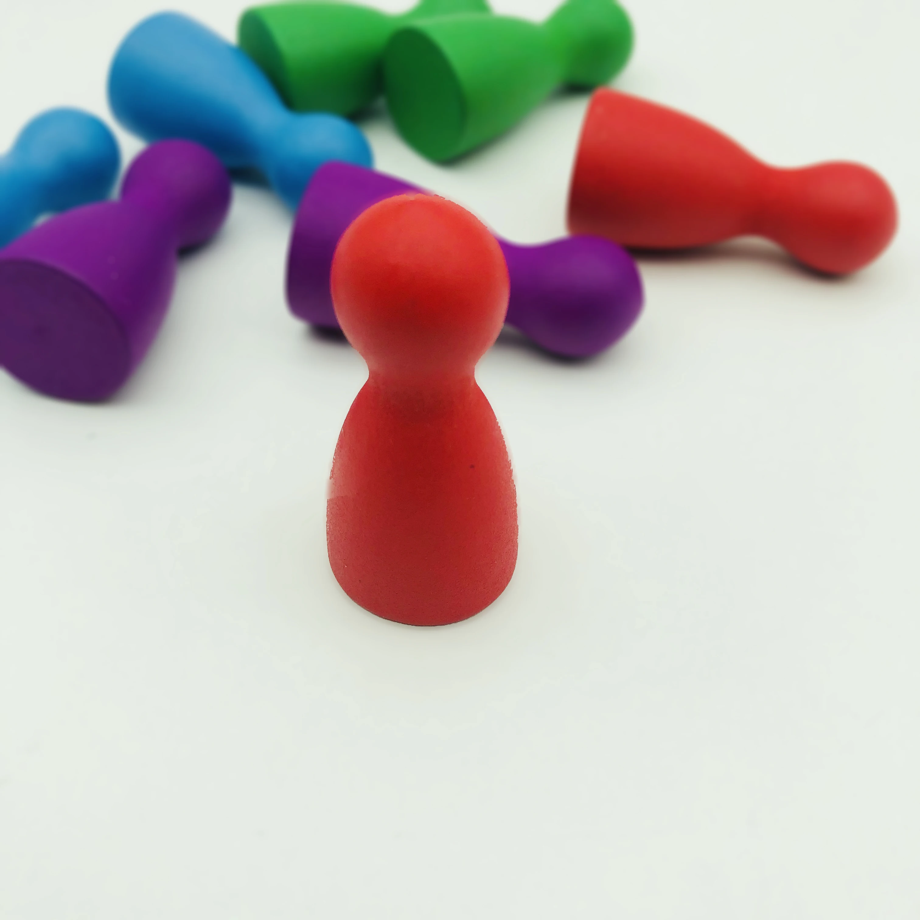 
Custom Colorful Wooden Board Game Pieces and Plastic Pawns 