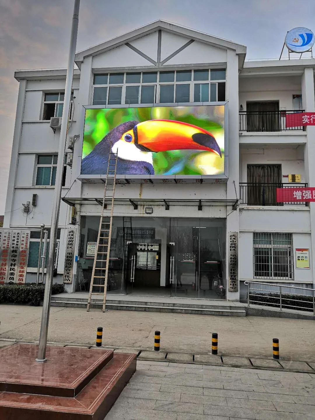 Front door open double sides p8 outdoor Waterproof Iron Cabinet P8 LED Display Home Theater Wall Mounted Tv screen