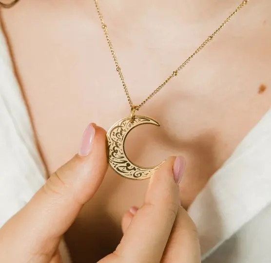 Moon Pendant Necklace for Women Crescent Moon Necklace Jewelry with Adjustable Clavicle Chain Simple Titanium Steel Necklace