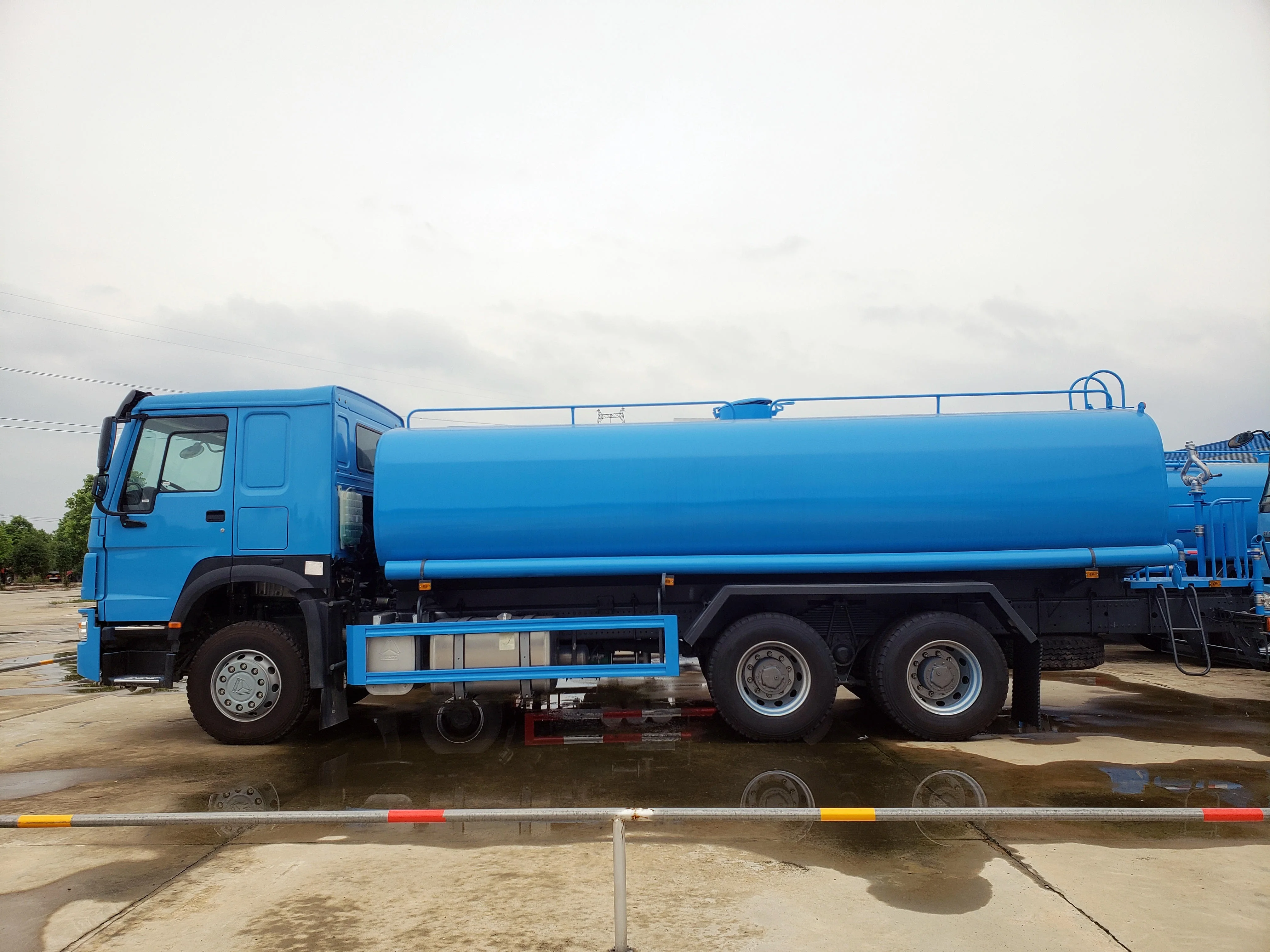 Sinotruck Water Tanker 6x4 10 Tires 20000L 15000L Howo Tanker Truck Dump Truck Used Cars