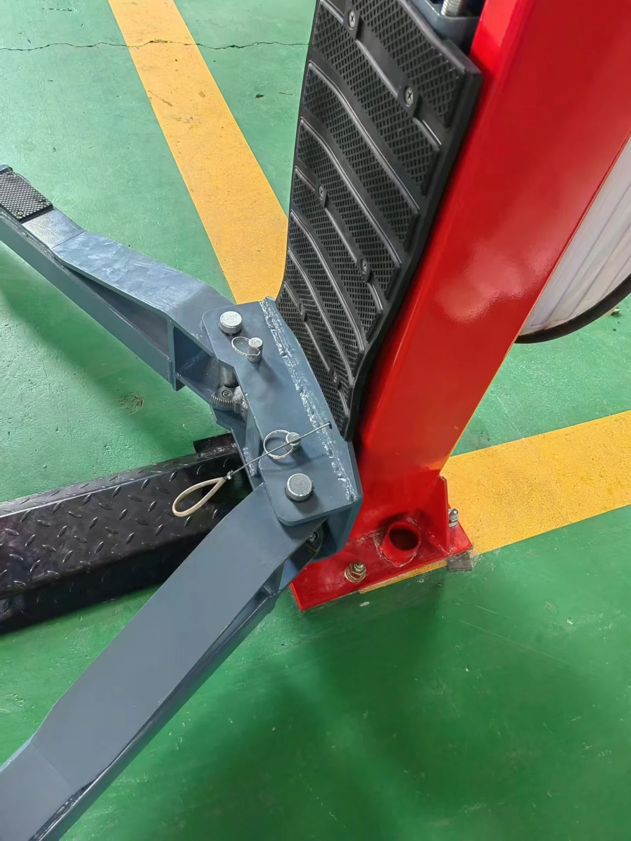 Factory price 3500/4000kg two post car lift with Electric lock 2 poles car crane car elevator with 1 year warranty