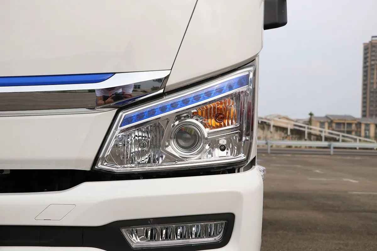 with big battery 4 ton 300hp light used 4*2 electric van cargo box truck  for cargo