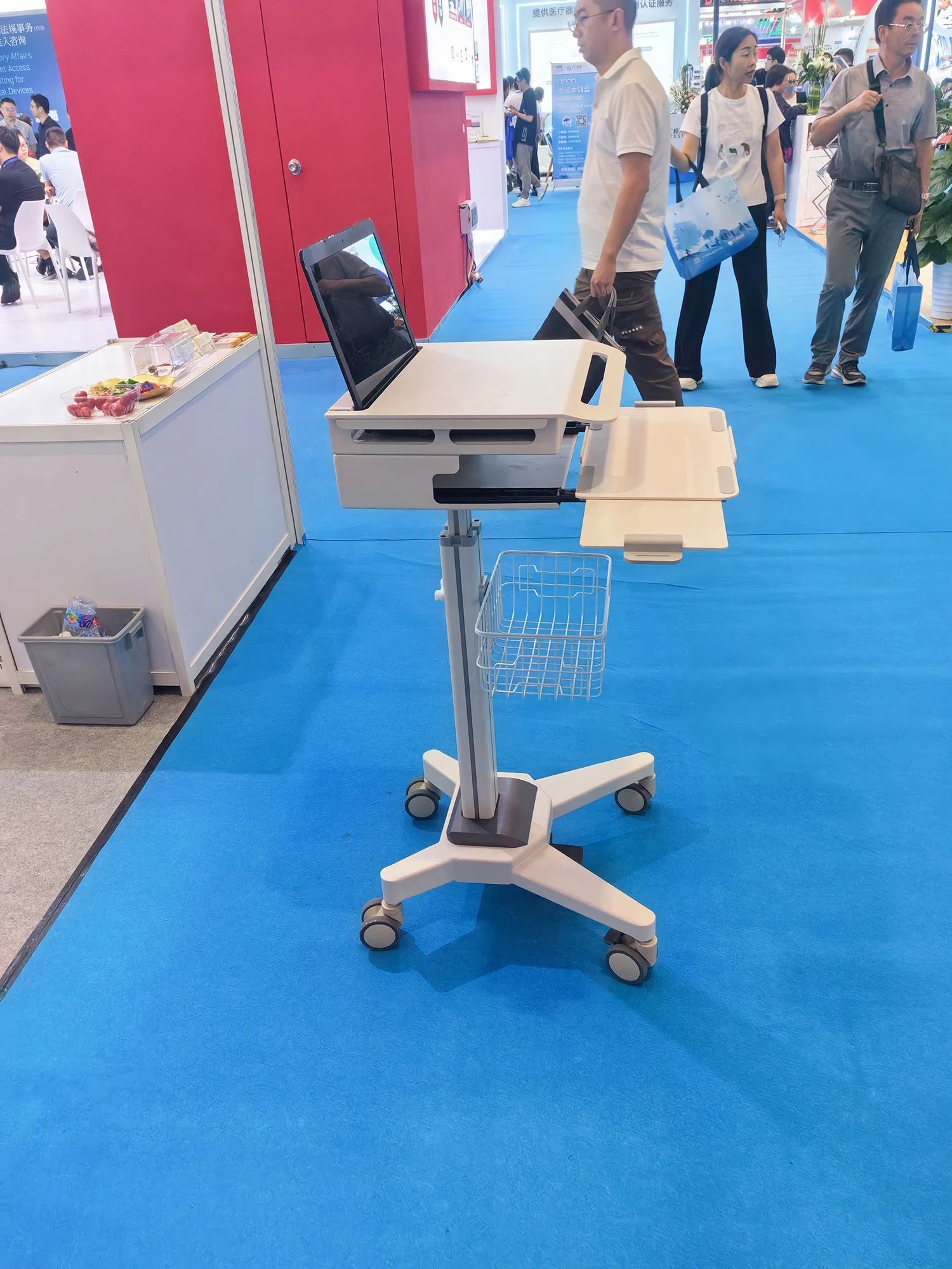 NBRIDGE Pneumatic lifting height adjustment laptop cart/medical workstation/Medical Rolling stand