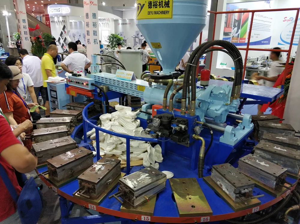 Monochrome plastic slippers and sole injection molding machine