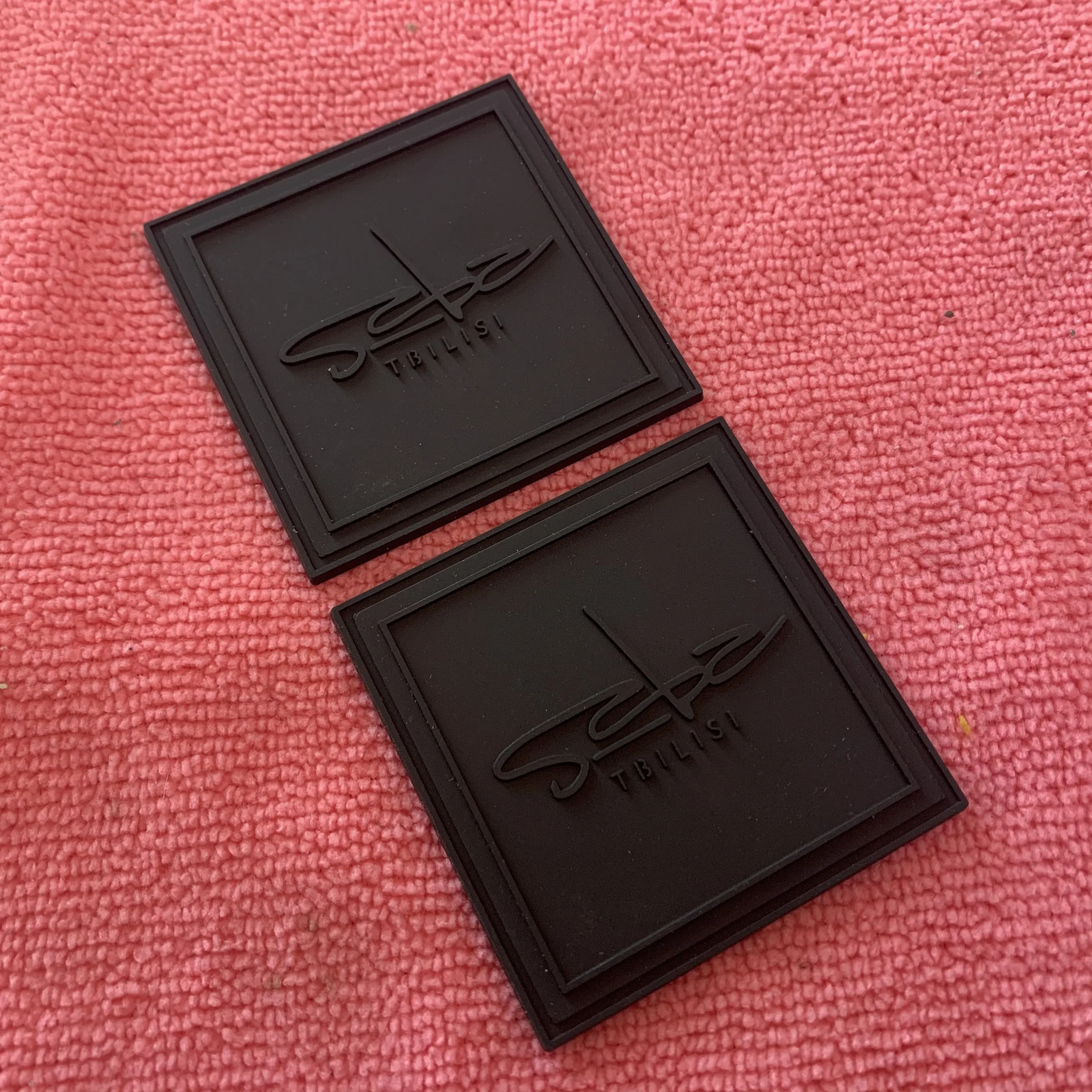 Trademark logo solid black rubber label,eco-friendly embossed logo silicone rubber bag tags