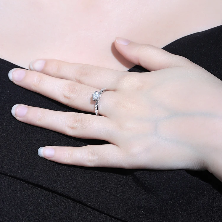 Кольцо с муассанитом 0 5 карат в форме цветка