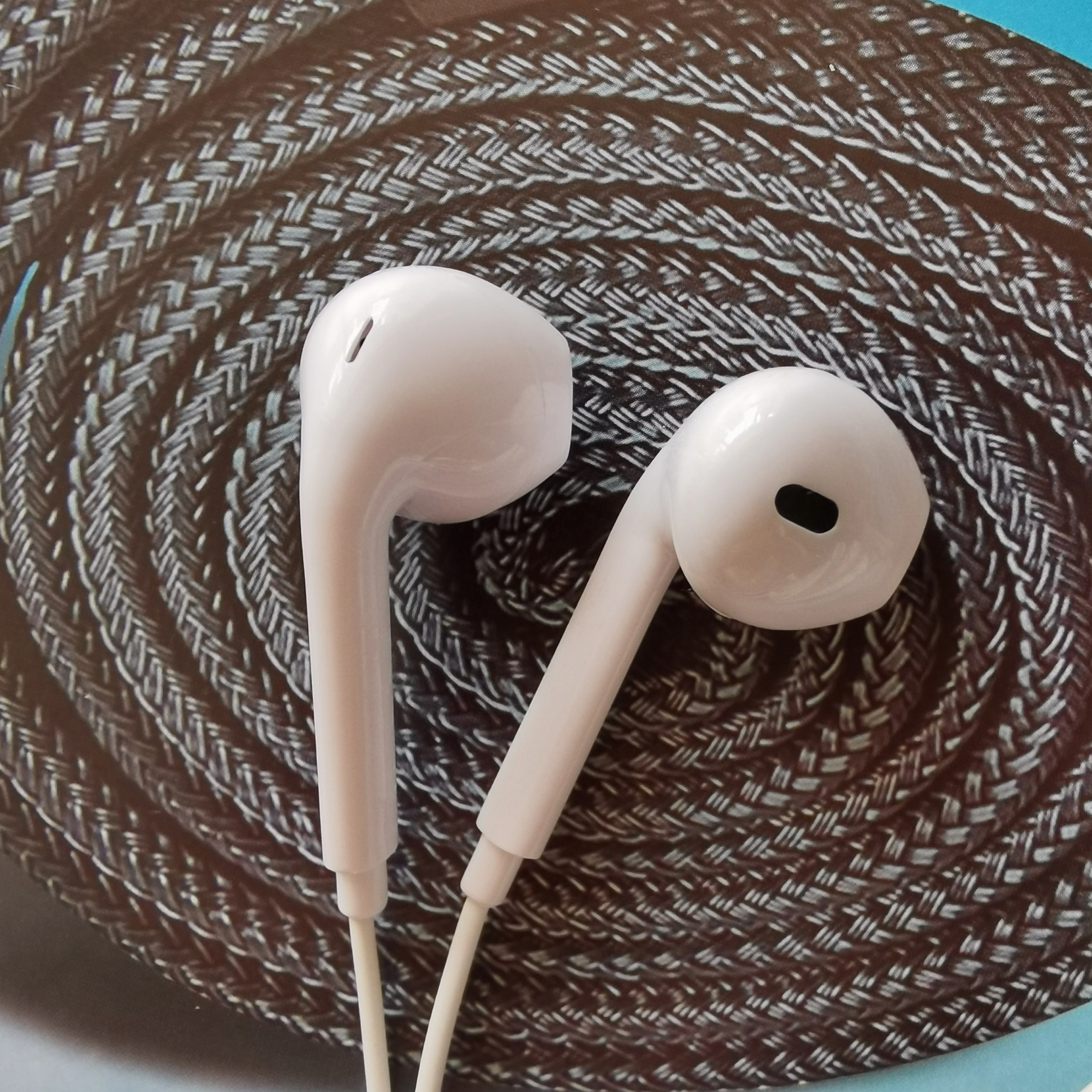 OEM/ODM HD quality	In ear noise cancelling high bass wired	dynamic microphone	earphone earbuds