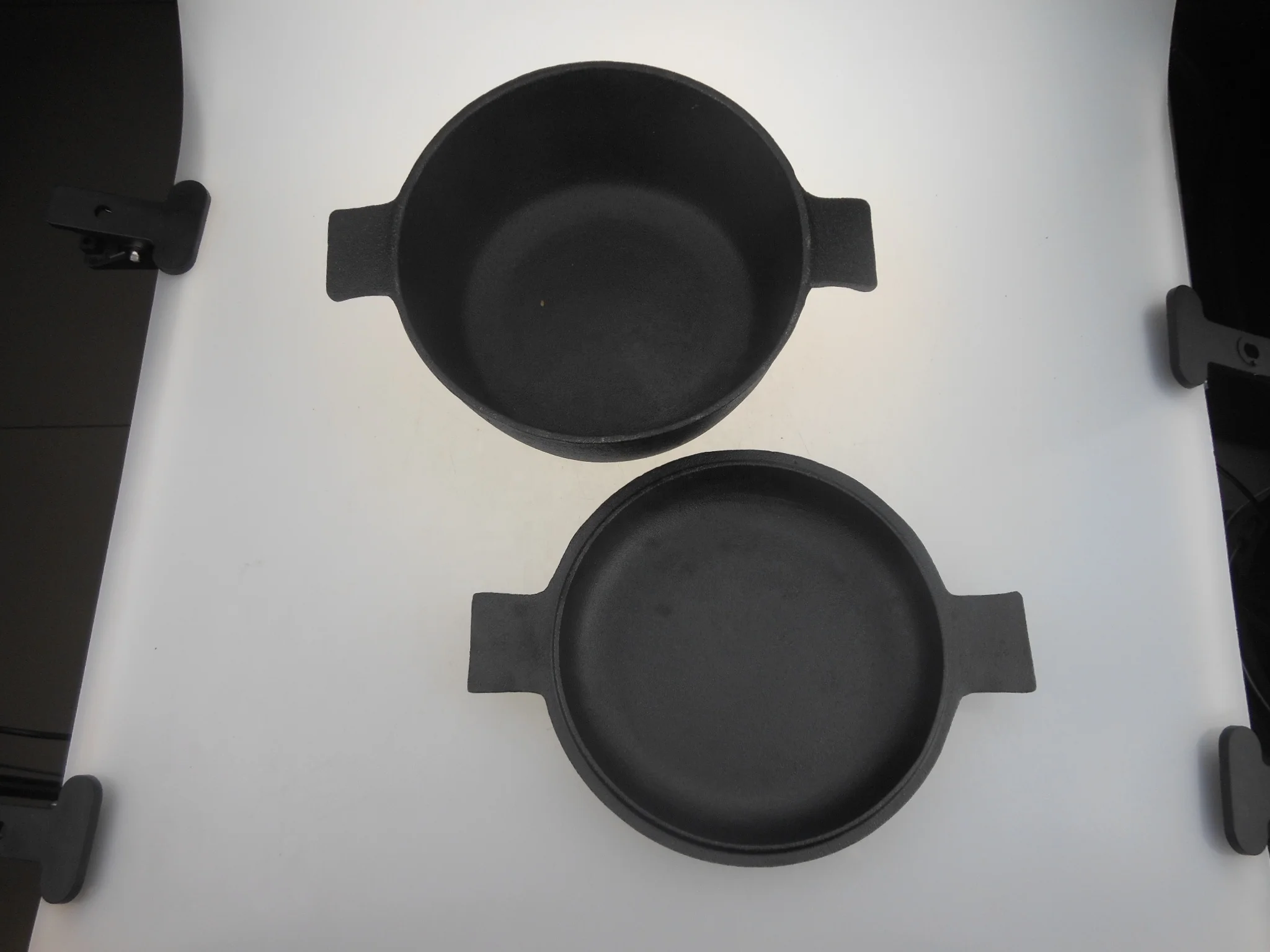 cast iron preseasoned dutch oven