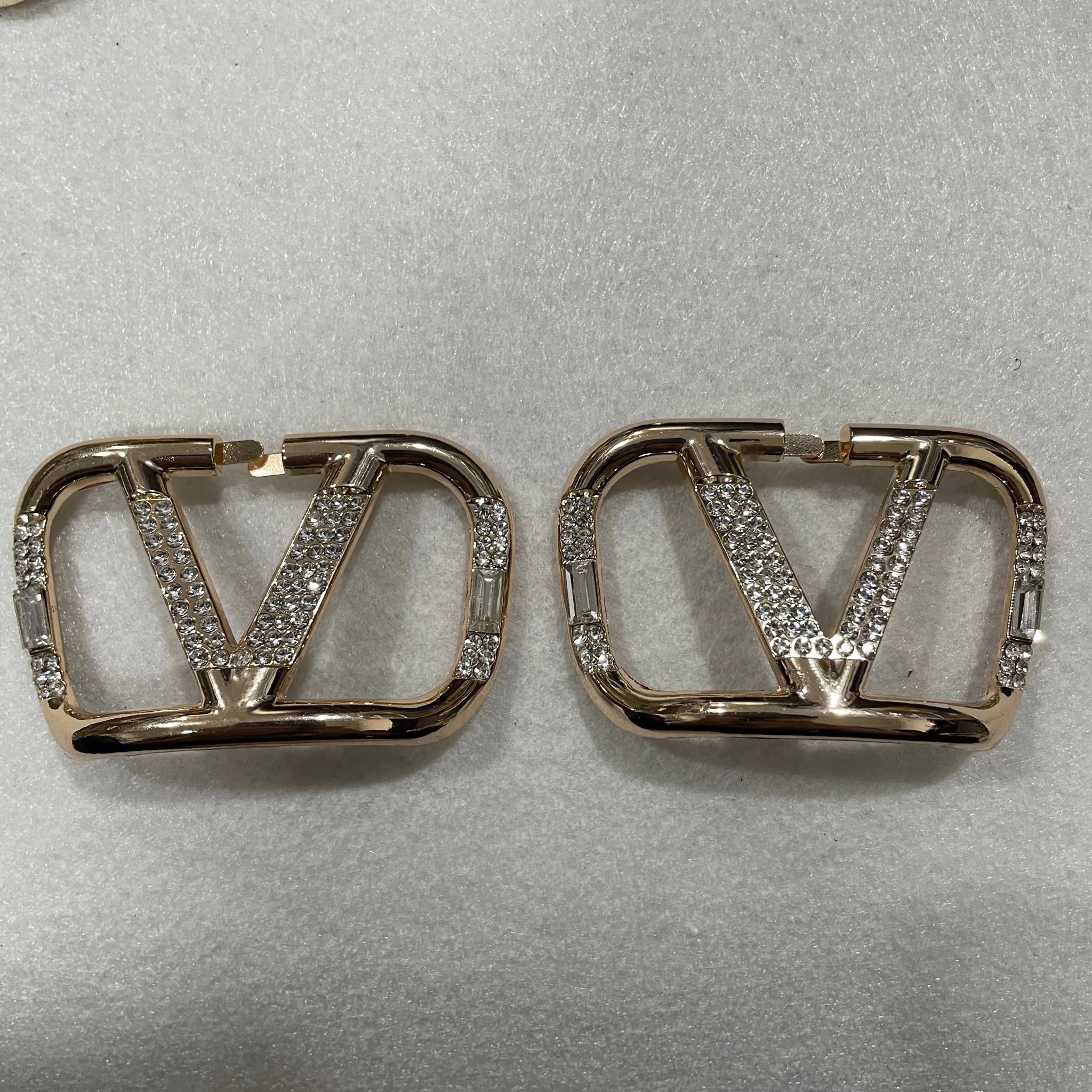 Fashionable Factory V Letter Shoes Clip Glass Metal Shoes Buckle for Wedding Shoes