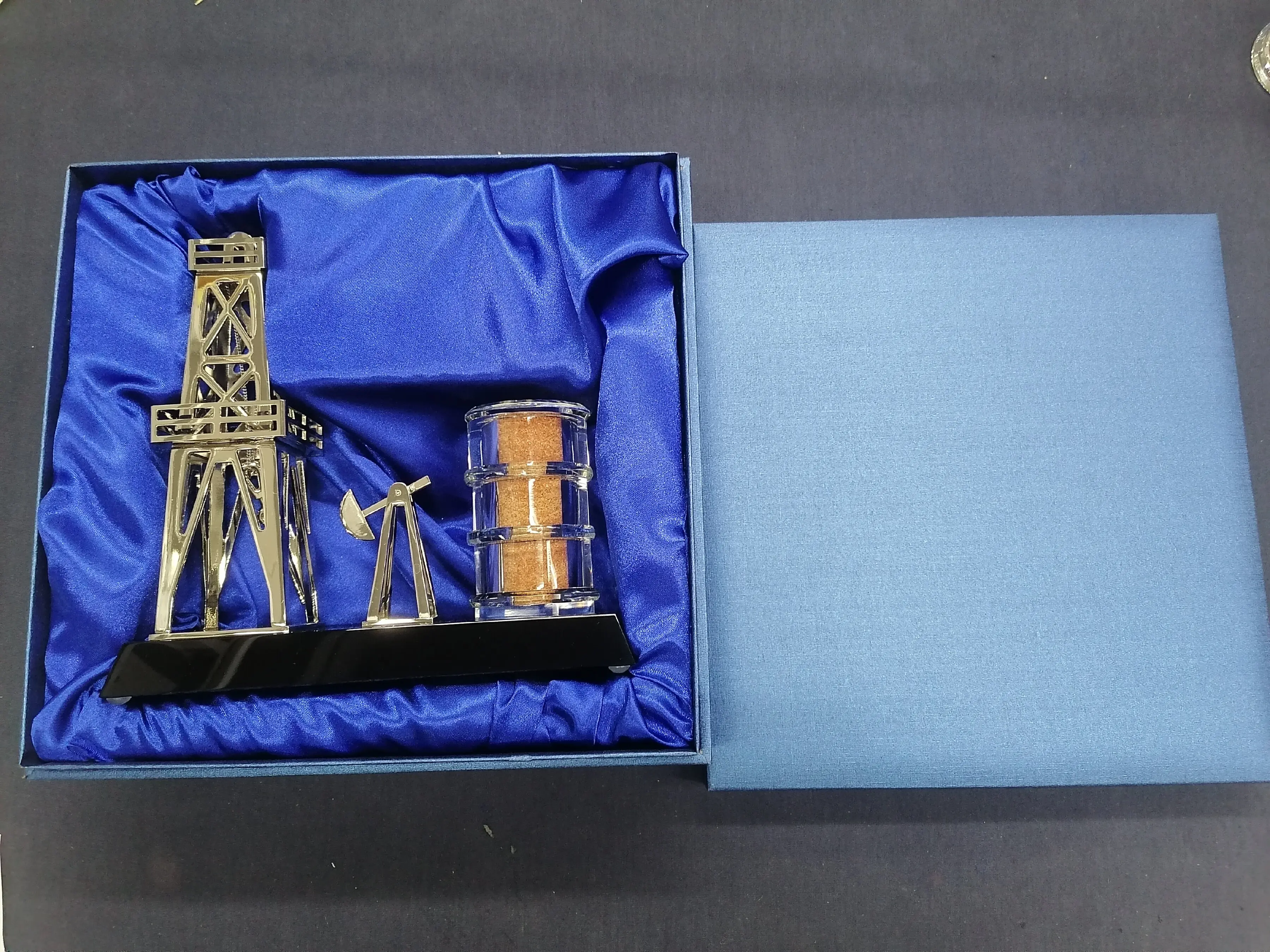 Crystal base oil related sand metal oil drilling  rig gift souvenir item for oil industry metal crafts petroleum souvenir