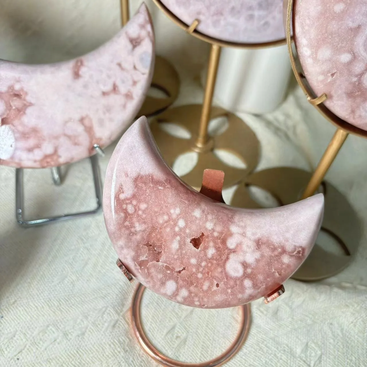 High Quality Natural Pink Amethyst Stones Wholesale Caved Crystal Healing Moon Carving Pink Amethyst Moon For Decoration