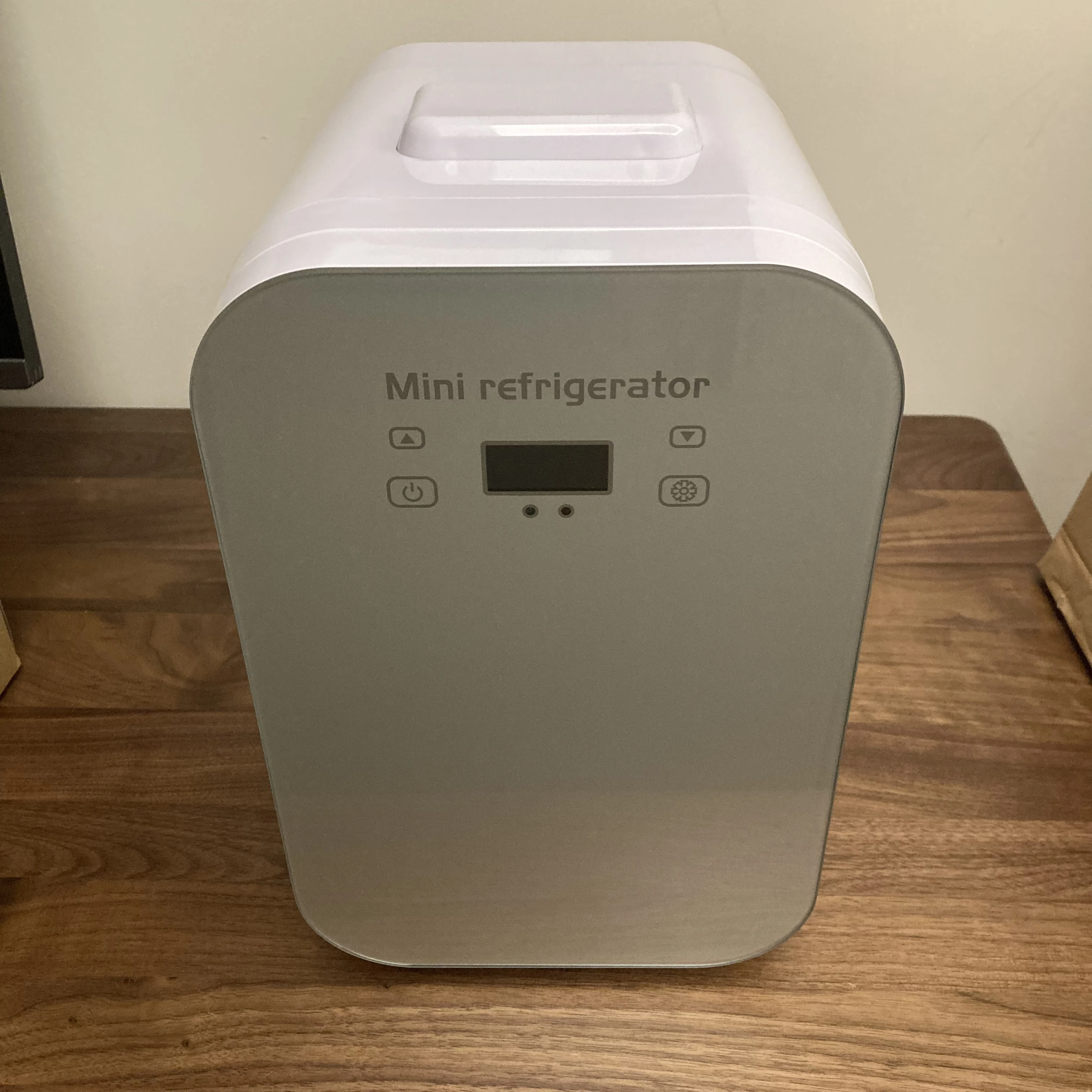 Single Zone LCD Adjustable Temp 8L Silver Glass Door 220/110/12V Car Refrigerator Make-up Mini Fridge