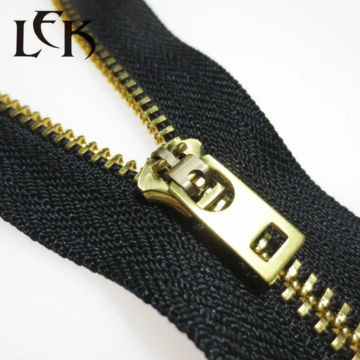 Fashion hot sale wholesale price customizable brass spring lock zipper