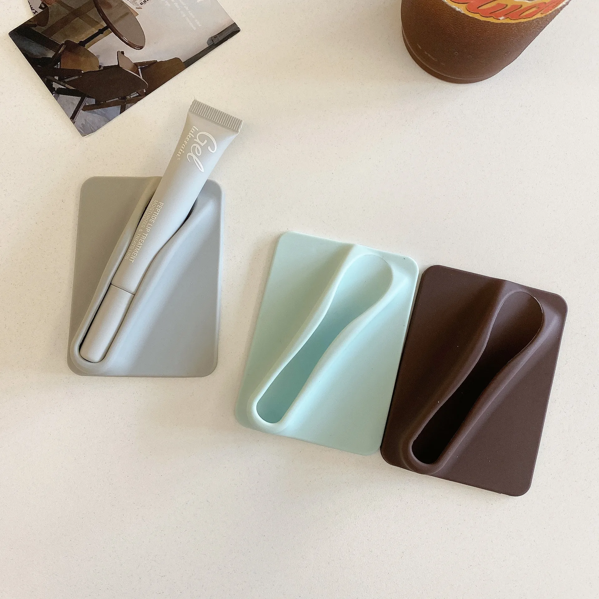 2024 New Design Lip Gloss Adhesive Sleeve Case Cell Phone Silky Silicone Lip Perfume Holder Stick-on Phone Case Compatible