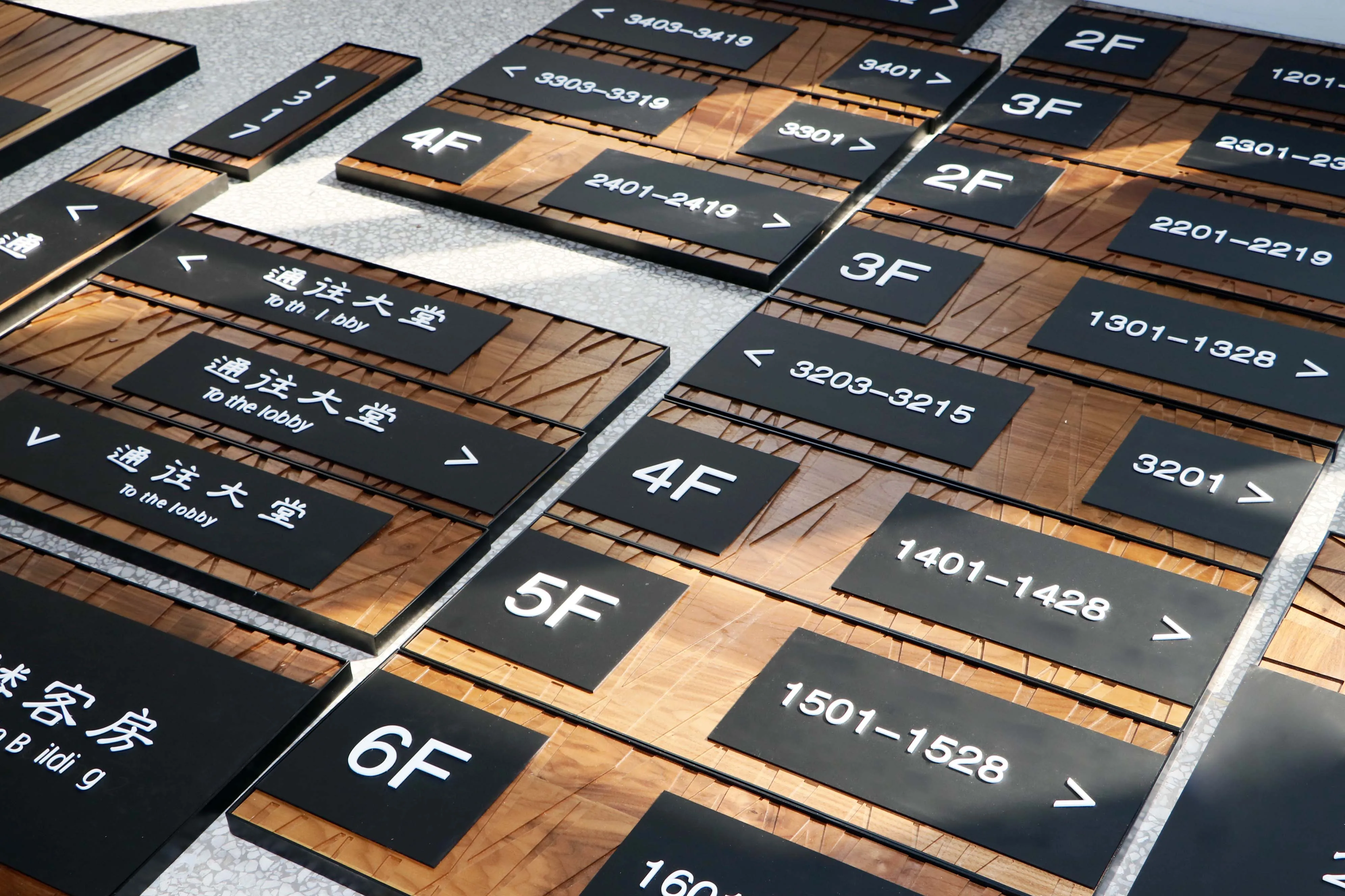 Custom Hotel and Resort Walnut Wood&Acrylic House Room Door Number Sign Name Plates for Arabic Market