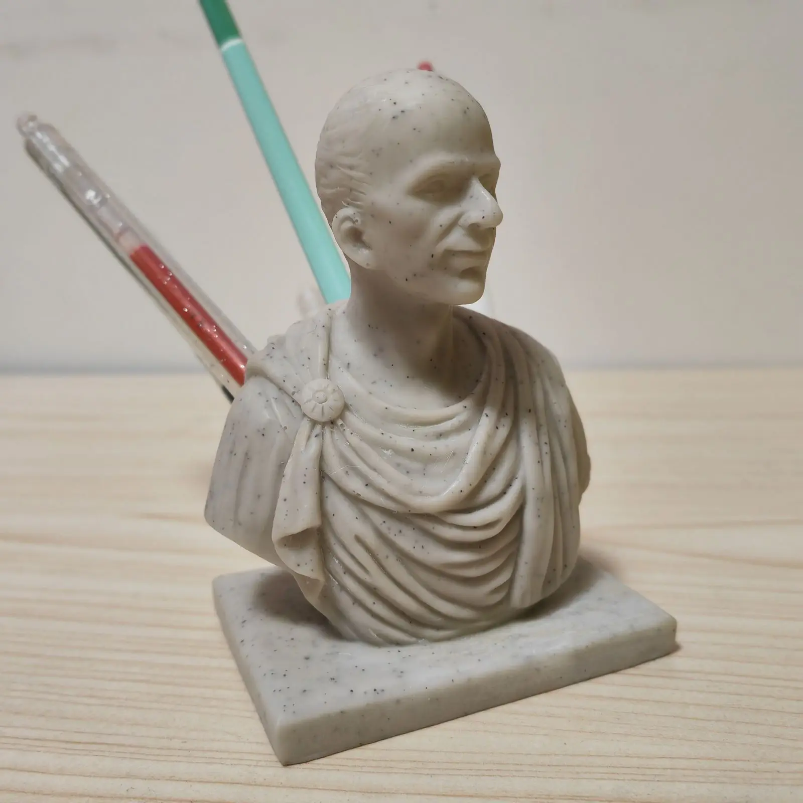 Custom 3D Design Model Usa Cross-Border New Creative Figure Statue Julius Caesar Desk Pen Holder Resin Decoration Bobbleheads