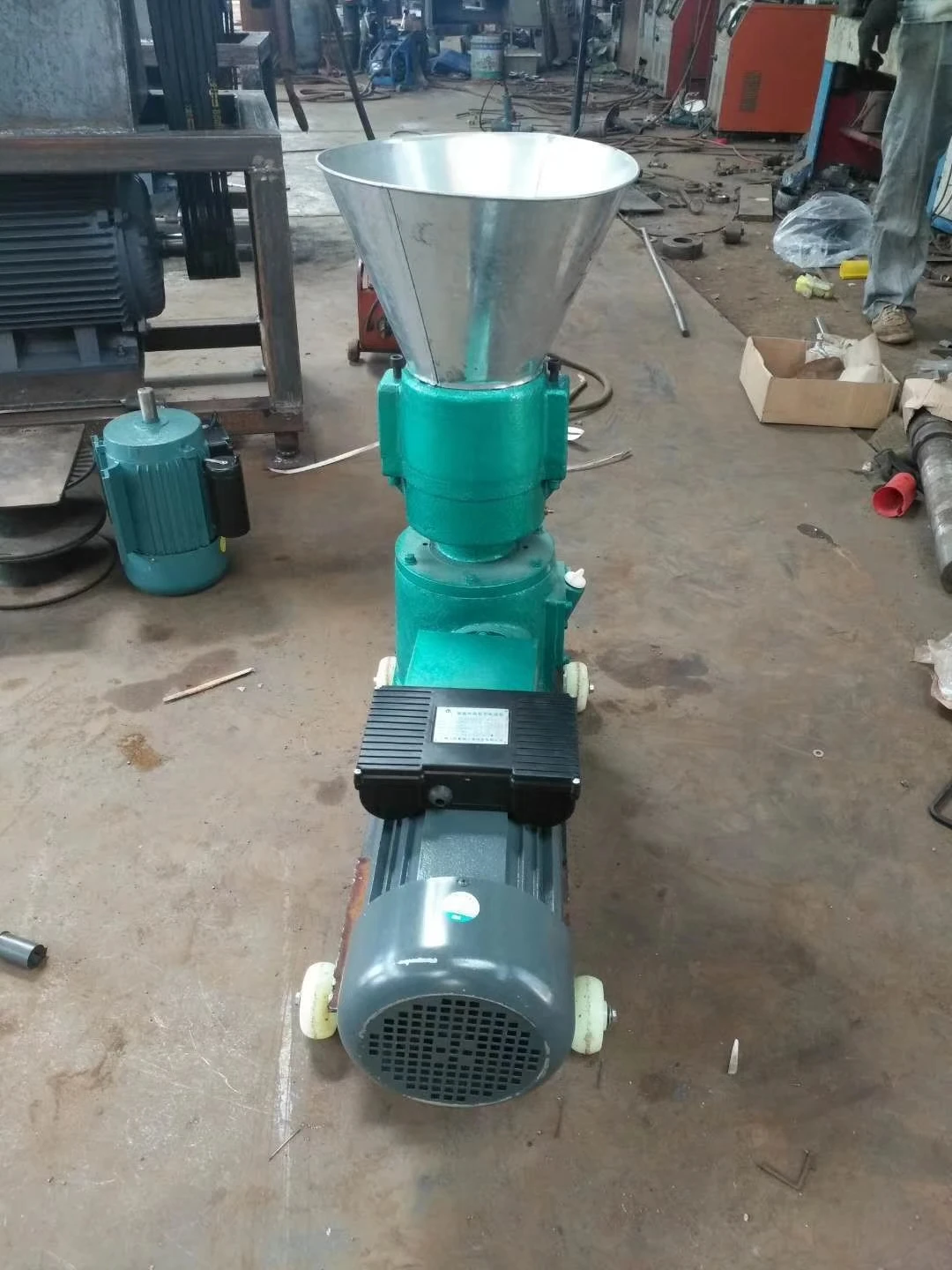 For pig chicken sheep Waste Straw Stalk Animal Poultry Feed Sawdust Biomass  Pellet Making Machine 150-200kg/h