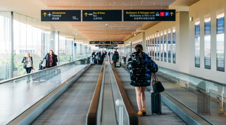 6 Degree Indoor Outdoor Moving Walkway 0.5m/s AC Drive Flat Escalator In Airport