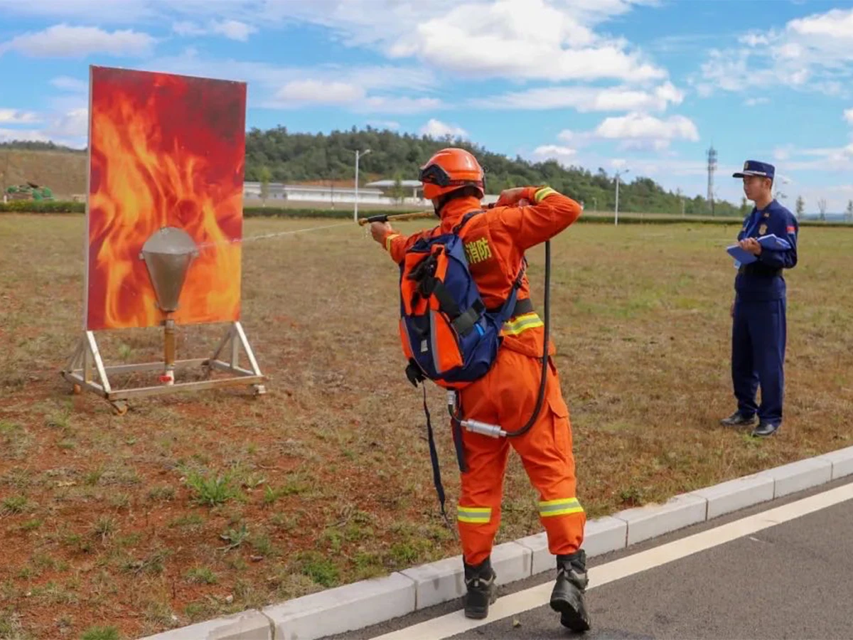 Customized Foaming Agent Foam Stick Fire Extinguishing Water Gun Firefighting Equipment Firefighting Gun for Firefighter