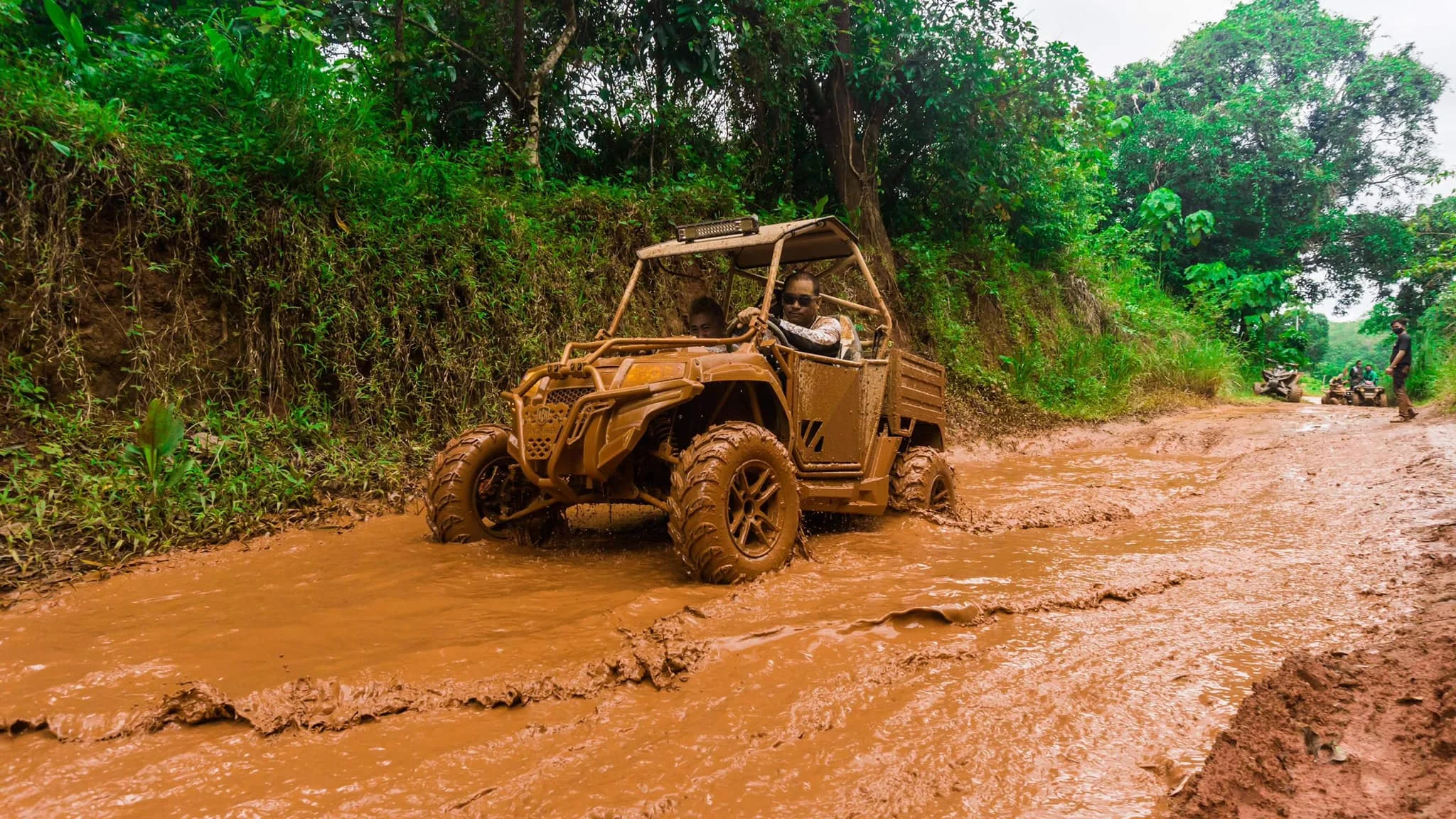 Chinese Farm UTV 400cc 4x4  shaft  drive  farming dune buggy with big cargo box load capacity 400 KG, hydraulic dumper, EPA/CE