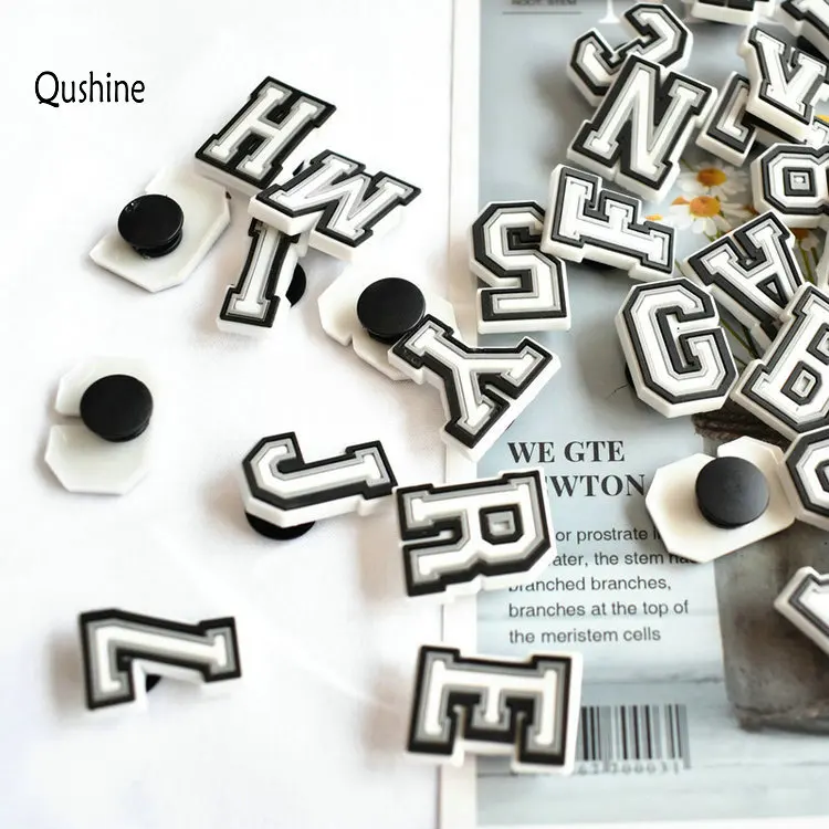Qushine экологически чистые изготовленные на заказ буквы Numbes мягкая обувь из ПВХ Кроксы пуговицы сандалии подвески для