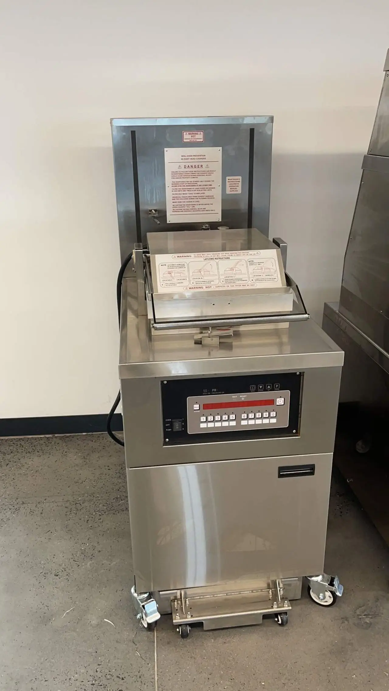 Chicken Pressure Fryer Machine Commercial Electric Lifted Vacuum Batch Chicken Fryer Machine Price for Fast Food Kitchen