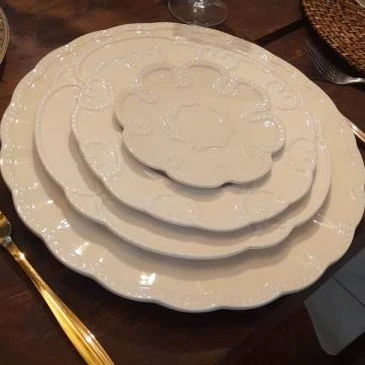 Premium luxury classic white emboss relief charger plate scallop plate dinner set porcelain for wedding event dinnerware sets
