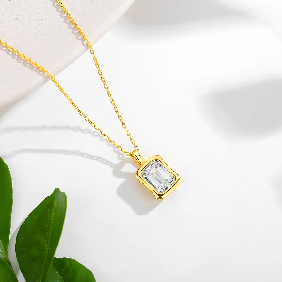 Luxury Jewelry Manufacturer Gold Bezel Set Woman Gift New Year 21 Carat Emerald Hard Hollow 14K Gold Pendant Necklace