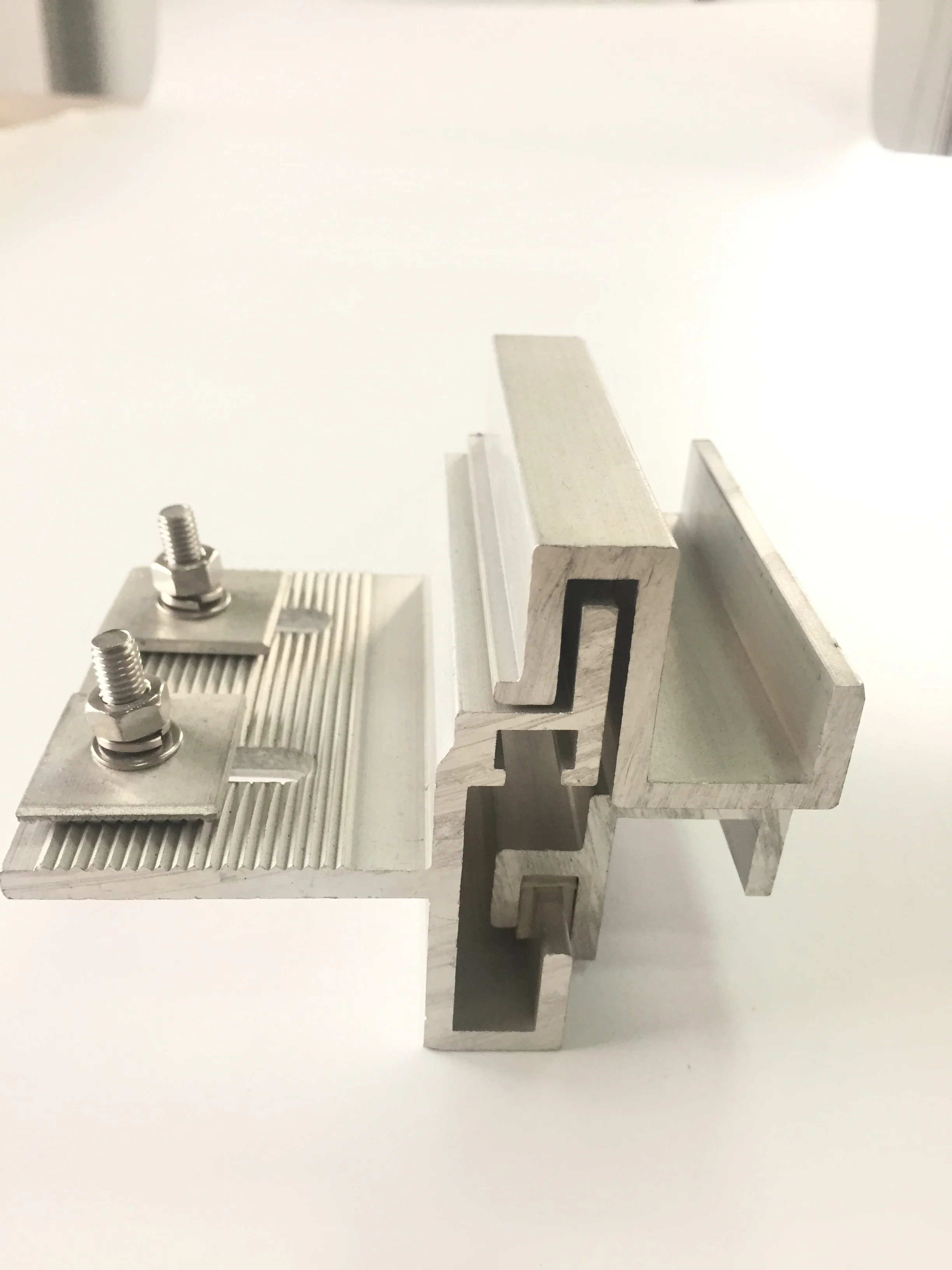 Done exquisite L - shaped aluminum angle bracket with serrated